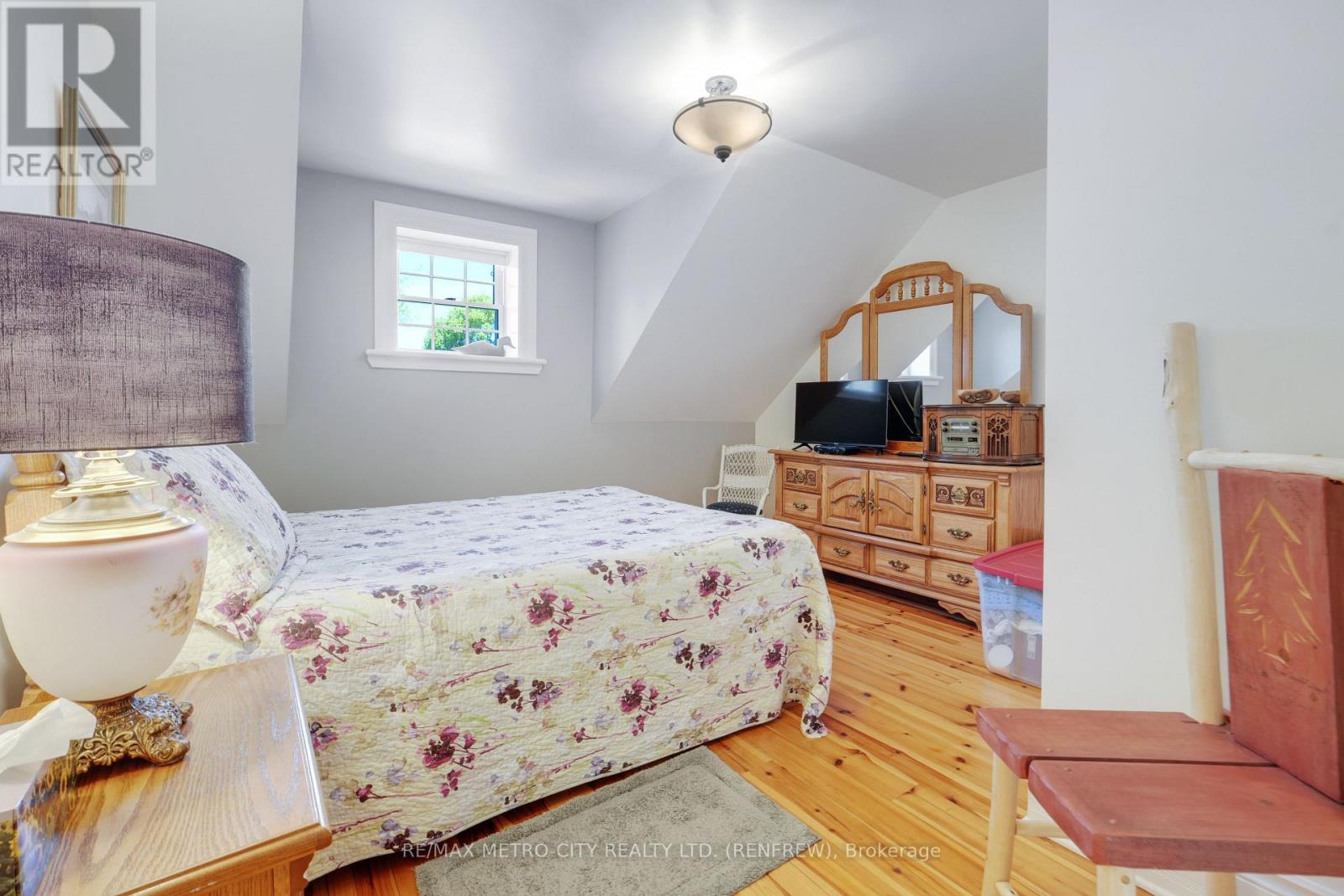 674 RAGLAN STREET S - 23