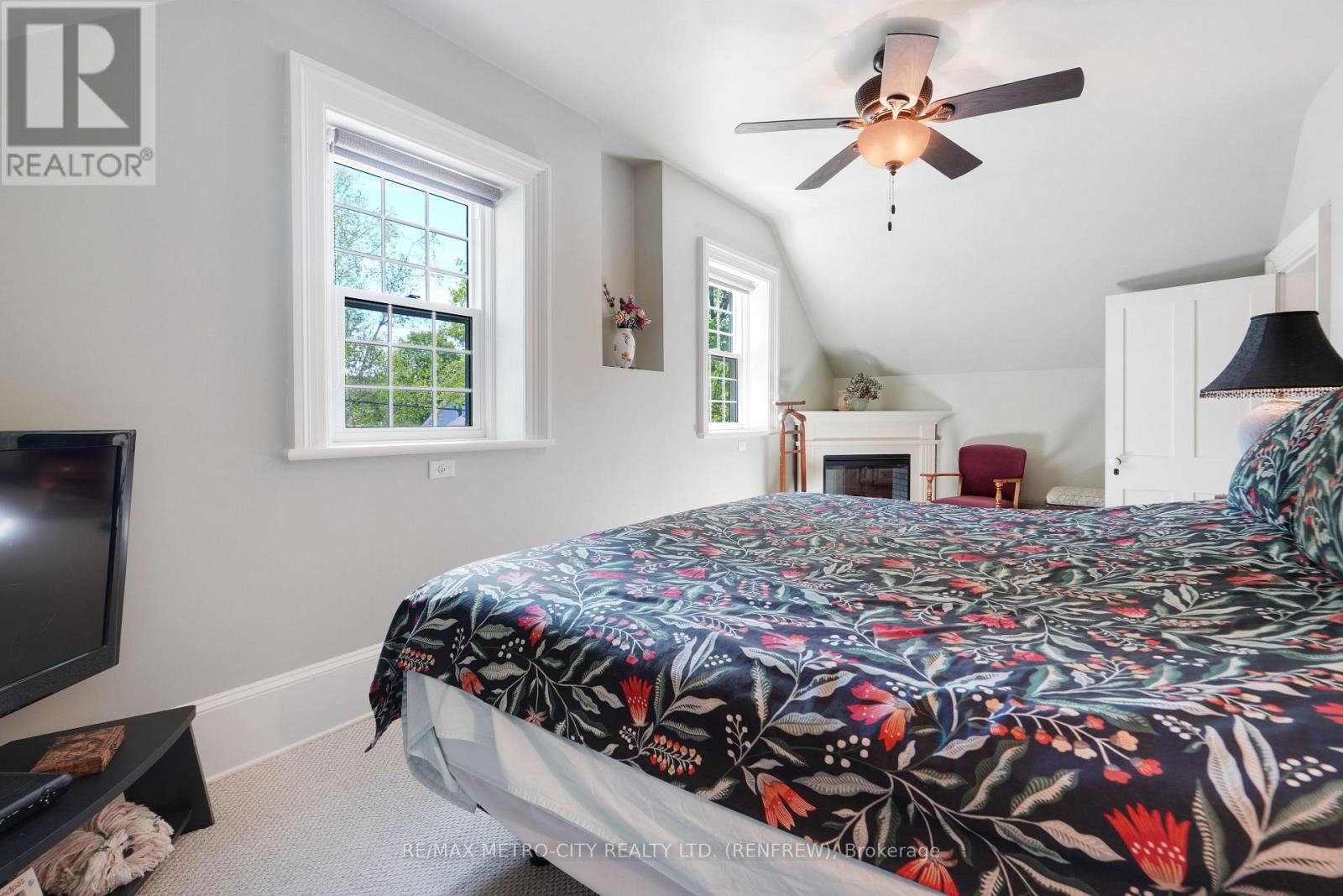 674 RAGLAN STREET S - 29