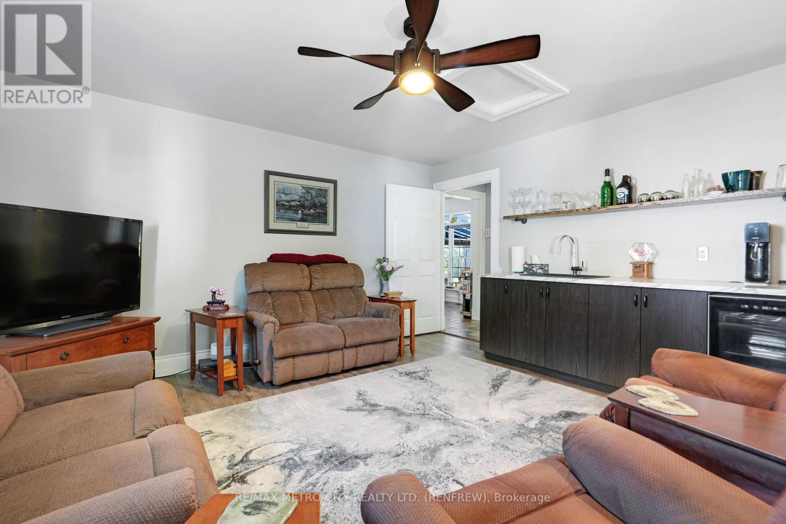 674 RAGLAN STREET S - 38