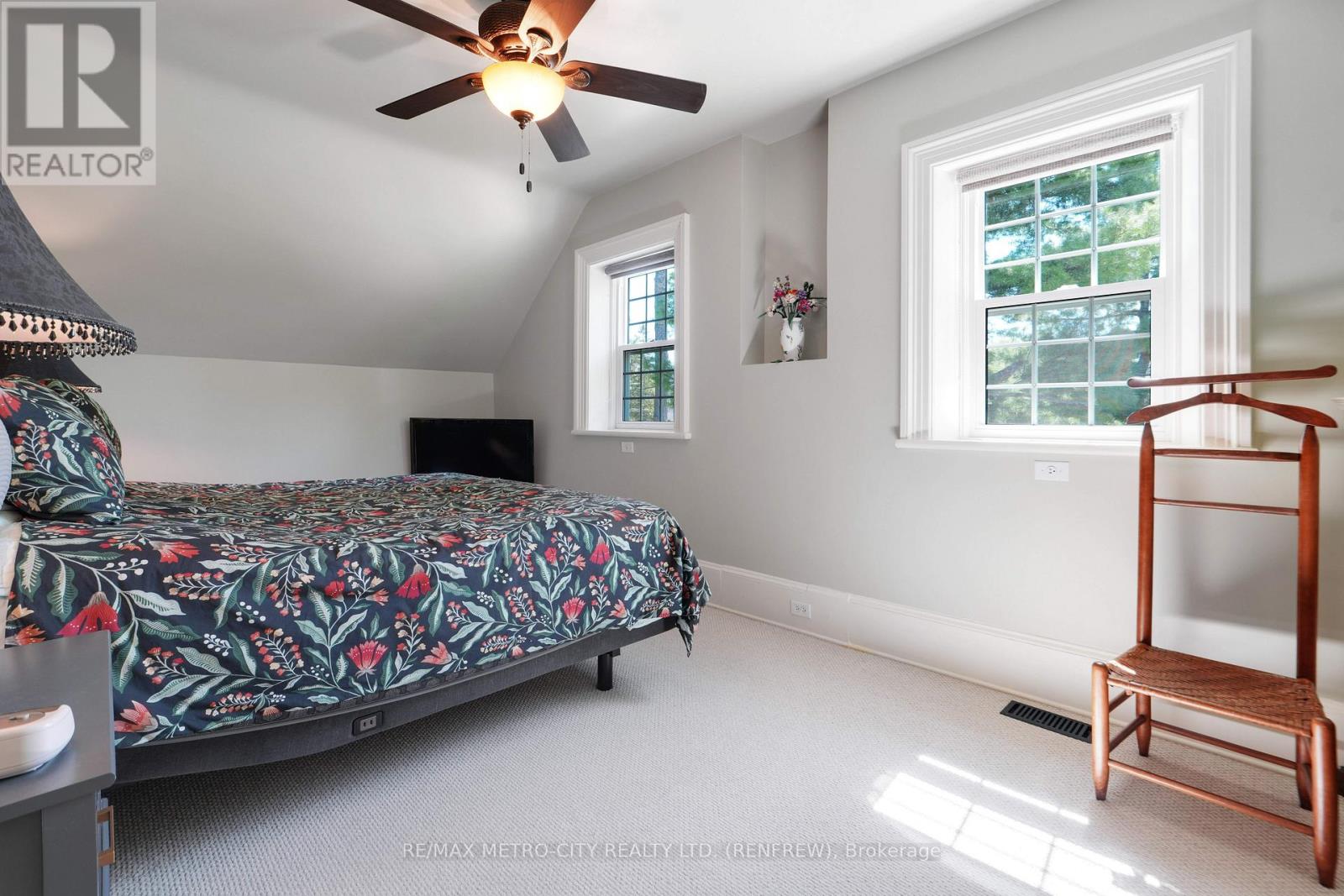 674 RAGLAN STREET S - 28