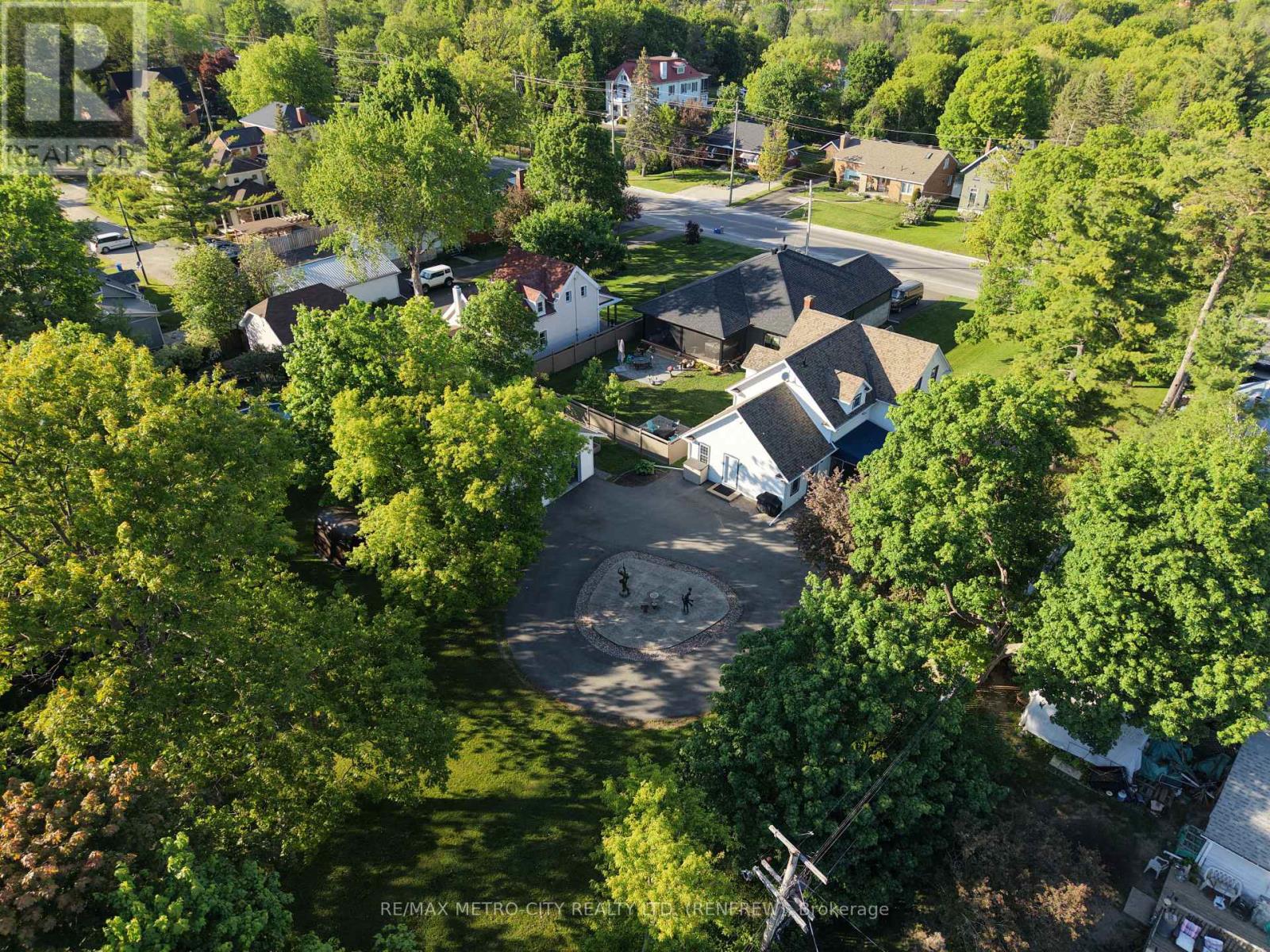 674 RAGLAN STREET S - 42