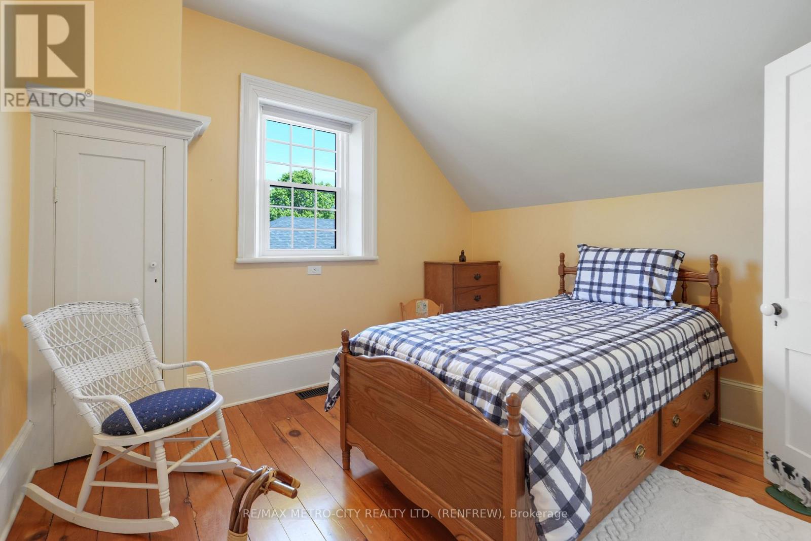 674 RAGLAN STREET S - 34