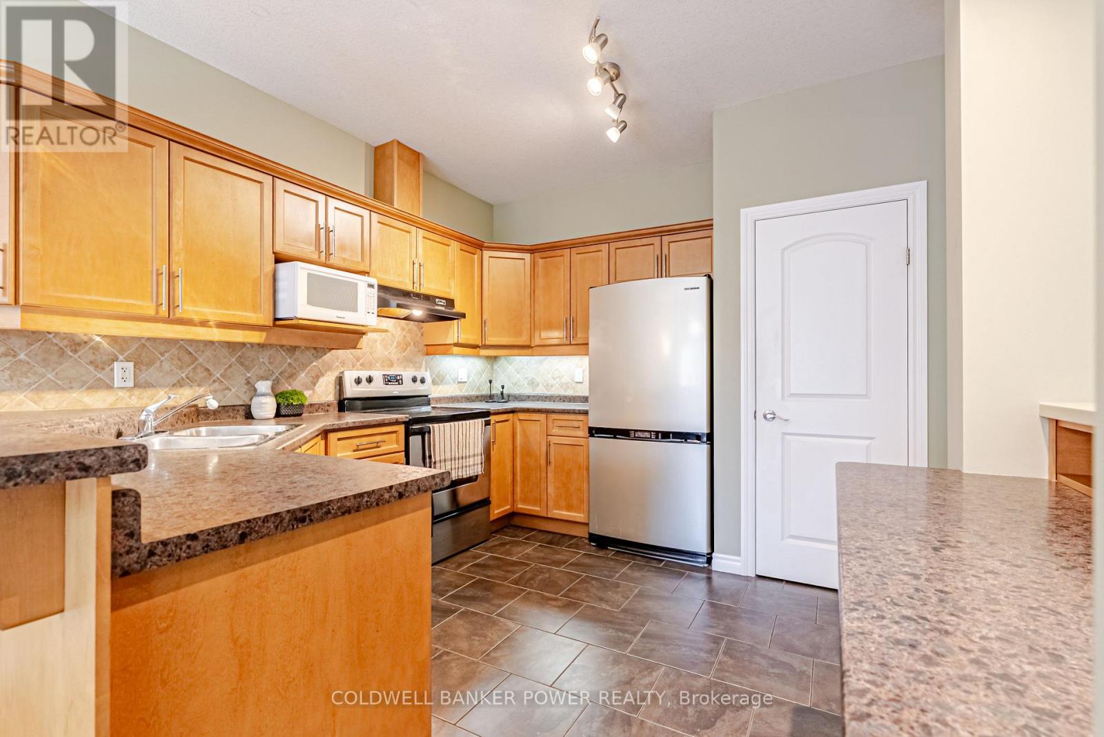 #20 2089 BEAVERBROOK AVENUE - 10