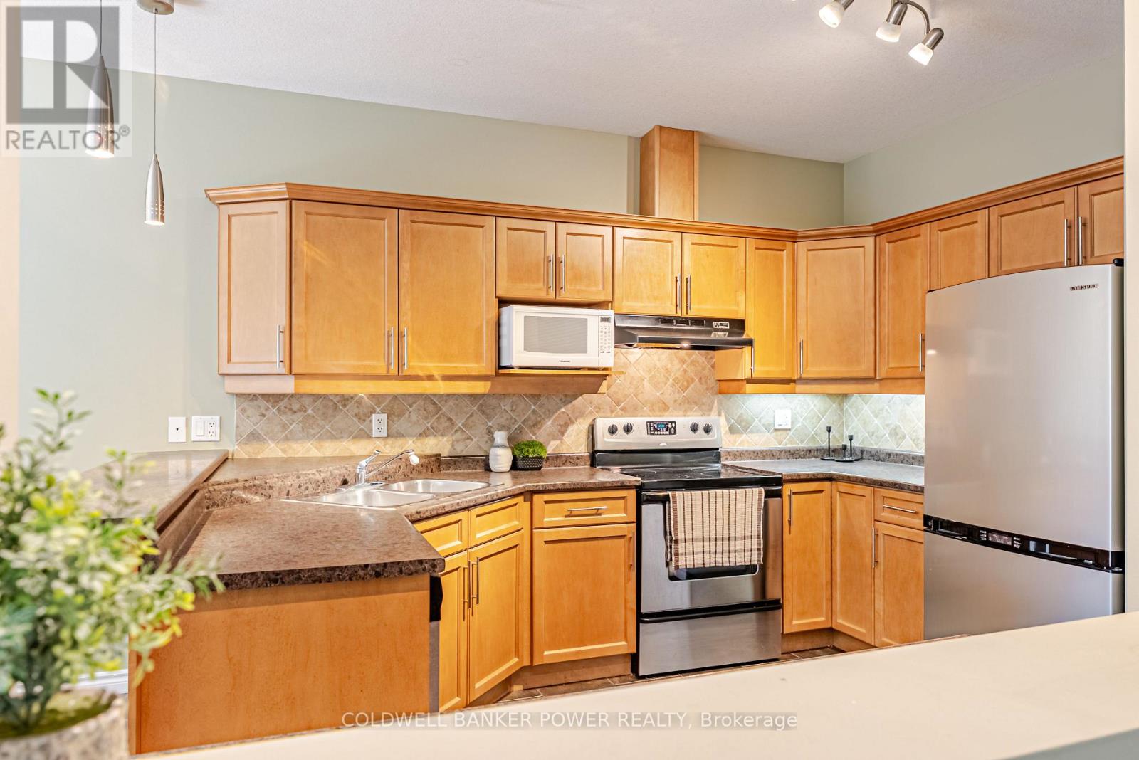 #20 2089 BEAVERBROOK AVENUE - 11