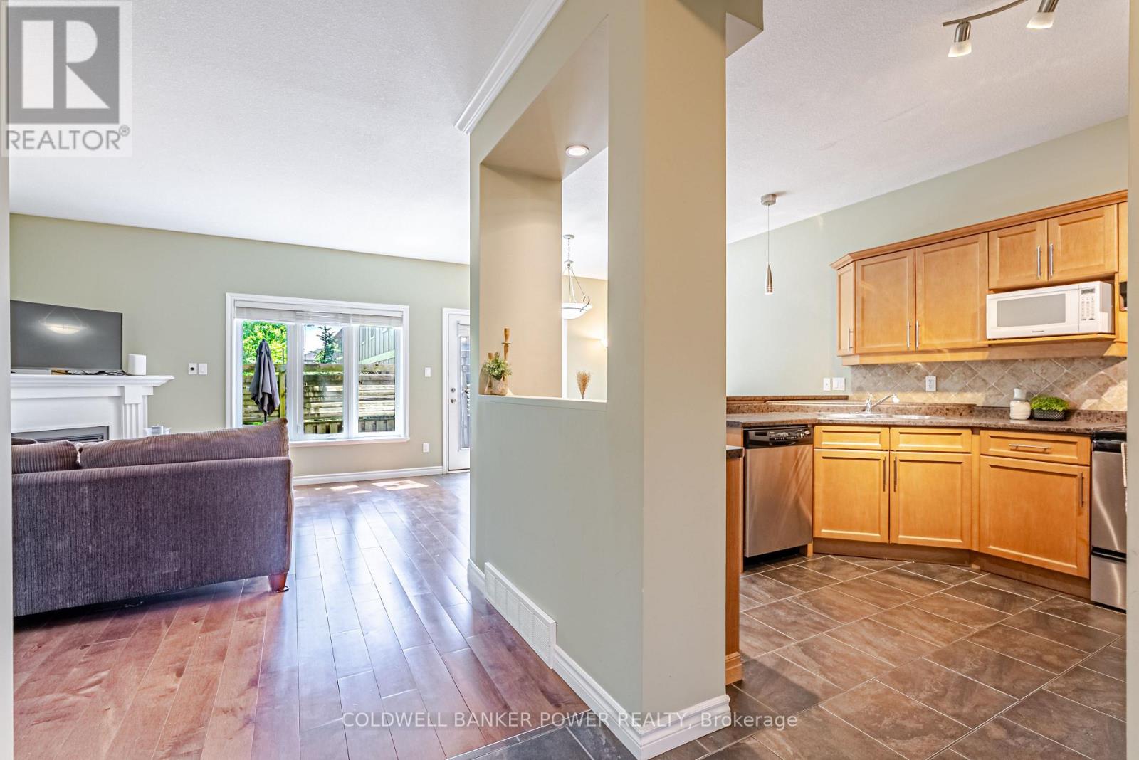 #20 2089 BEAVERBROOK AVENUE - 6