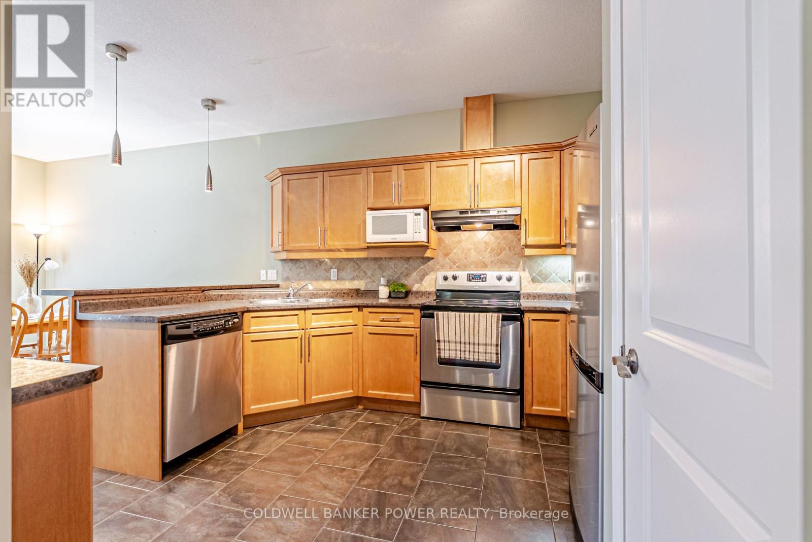 #20 2089 BEAVERBROOK AVENUE - 7