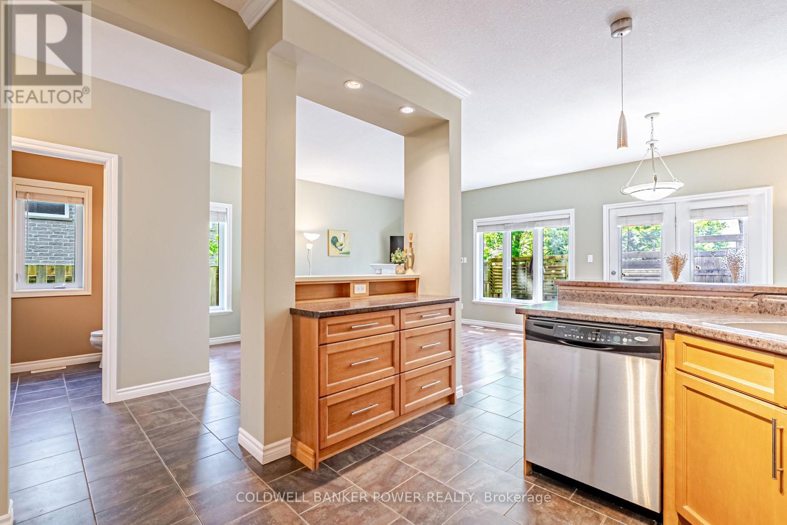 #20 2089 BEAVERBROOK AVENUE - 8