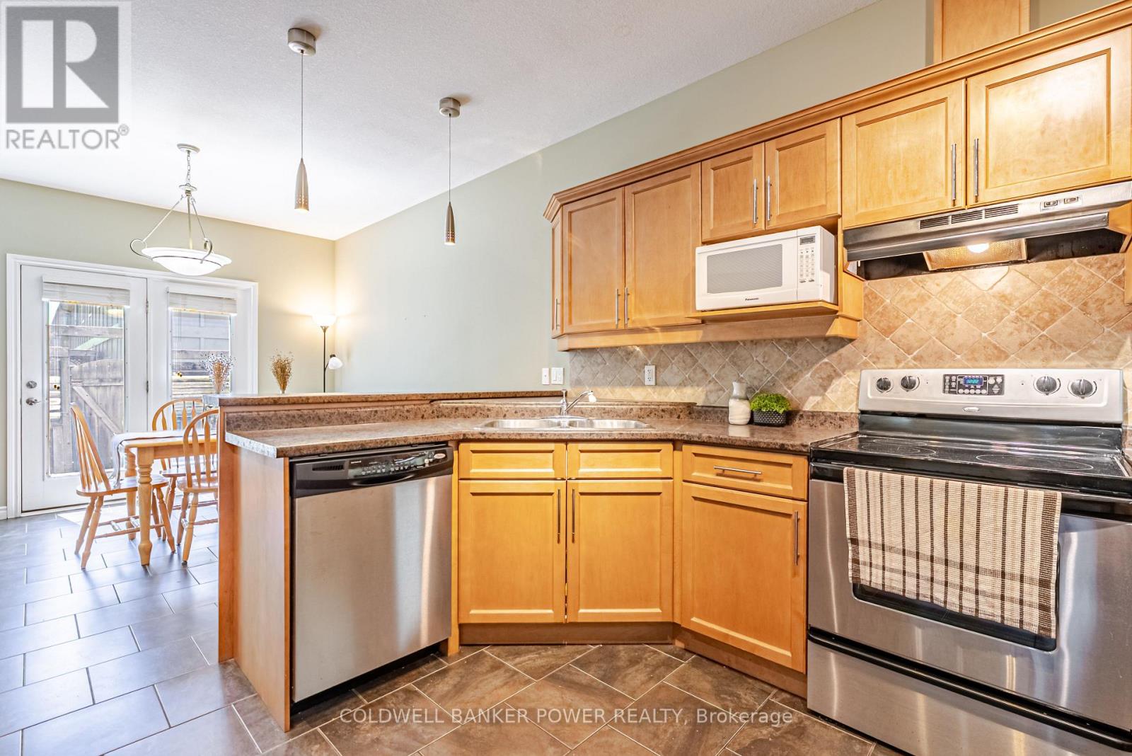 #20 2089 BEAVERBROOK AVENUE - 9