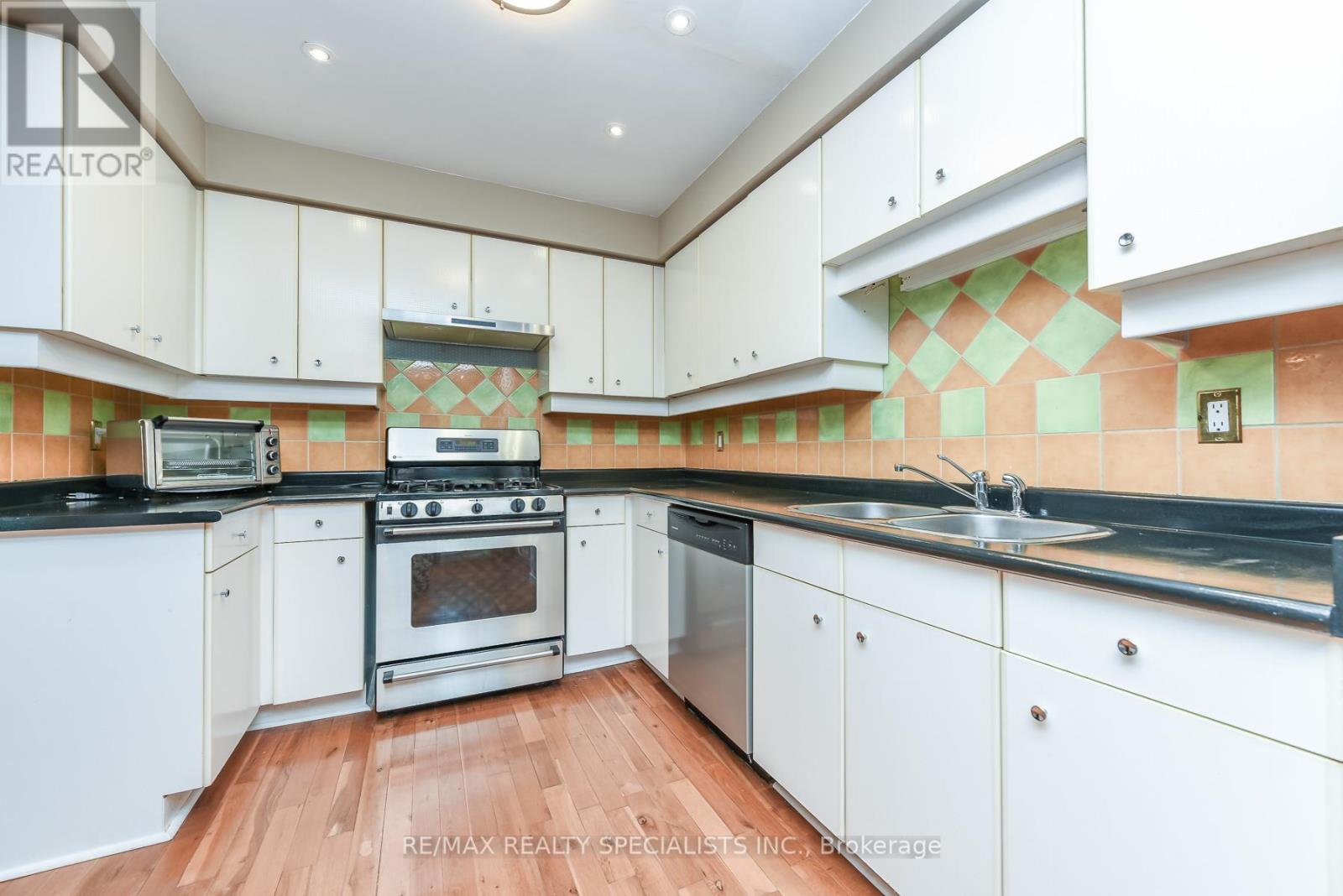 #122 3050 ORLEANS ROAD - 18