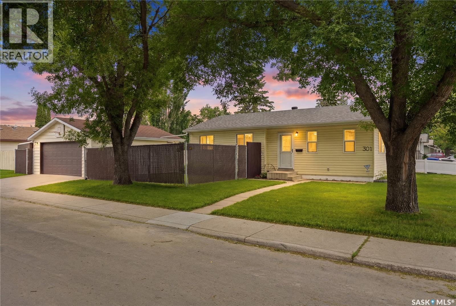 301 Fisher CRESCENT - 1