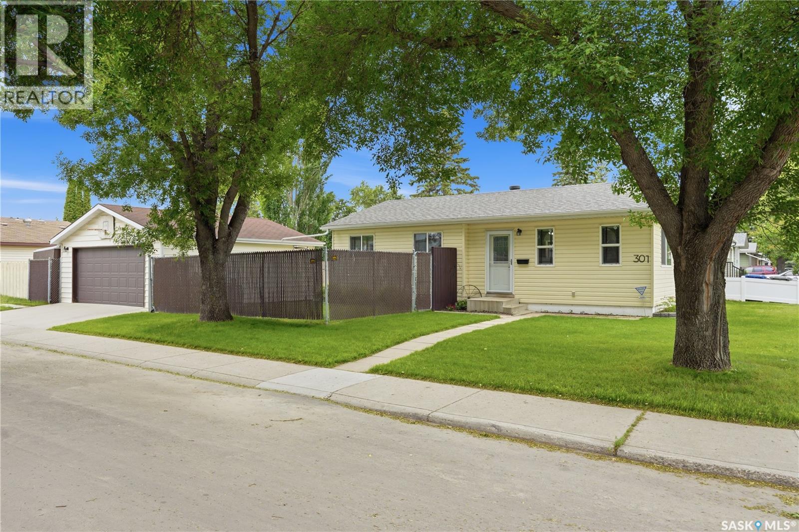301 Fisher CRESCENT - 3