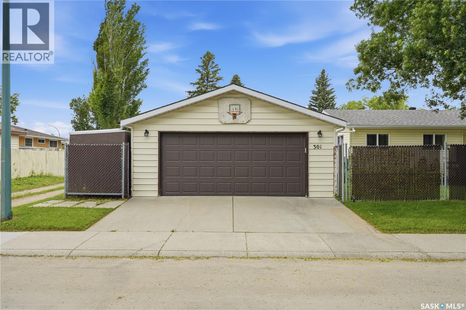 301 Fisher CRESCENT - 4