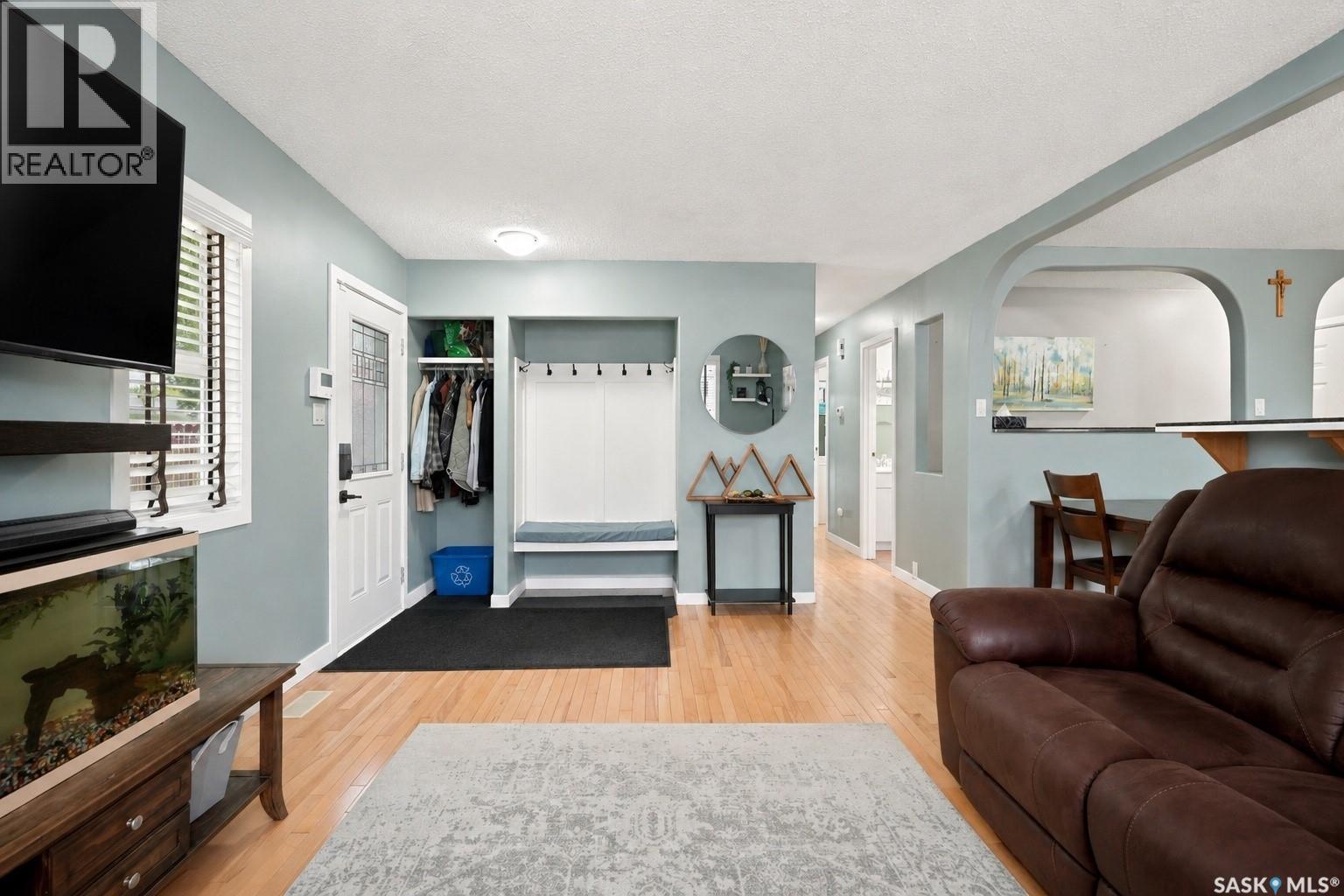 301 Fisher CRESCENT - 5