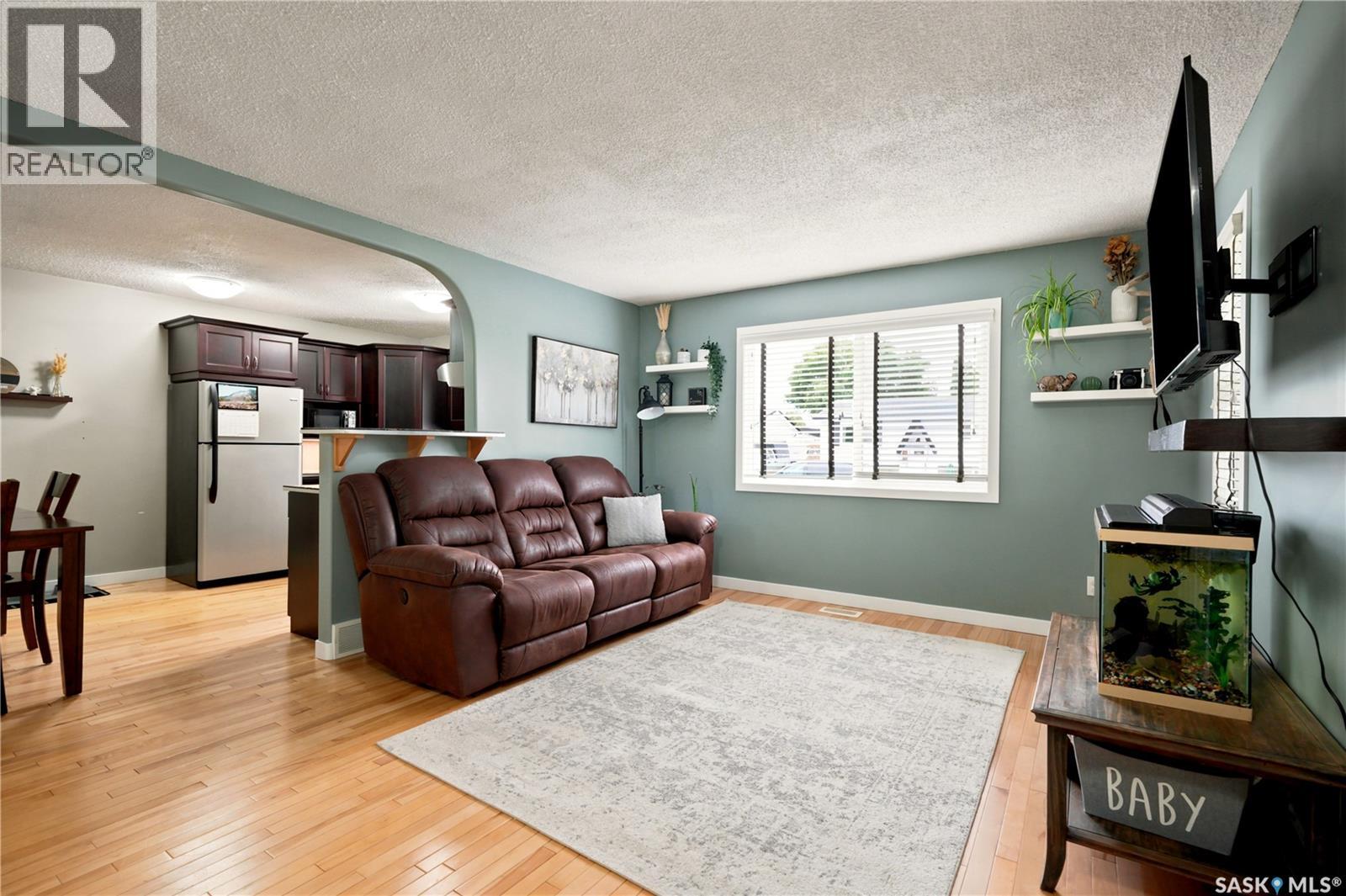 301 Fisher CRESCENT - 6