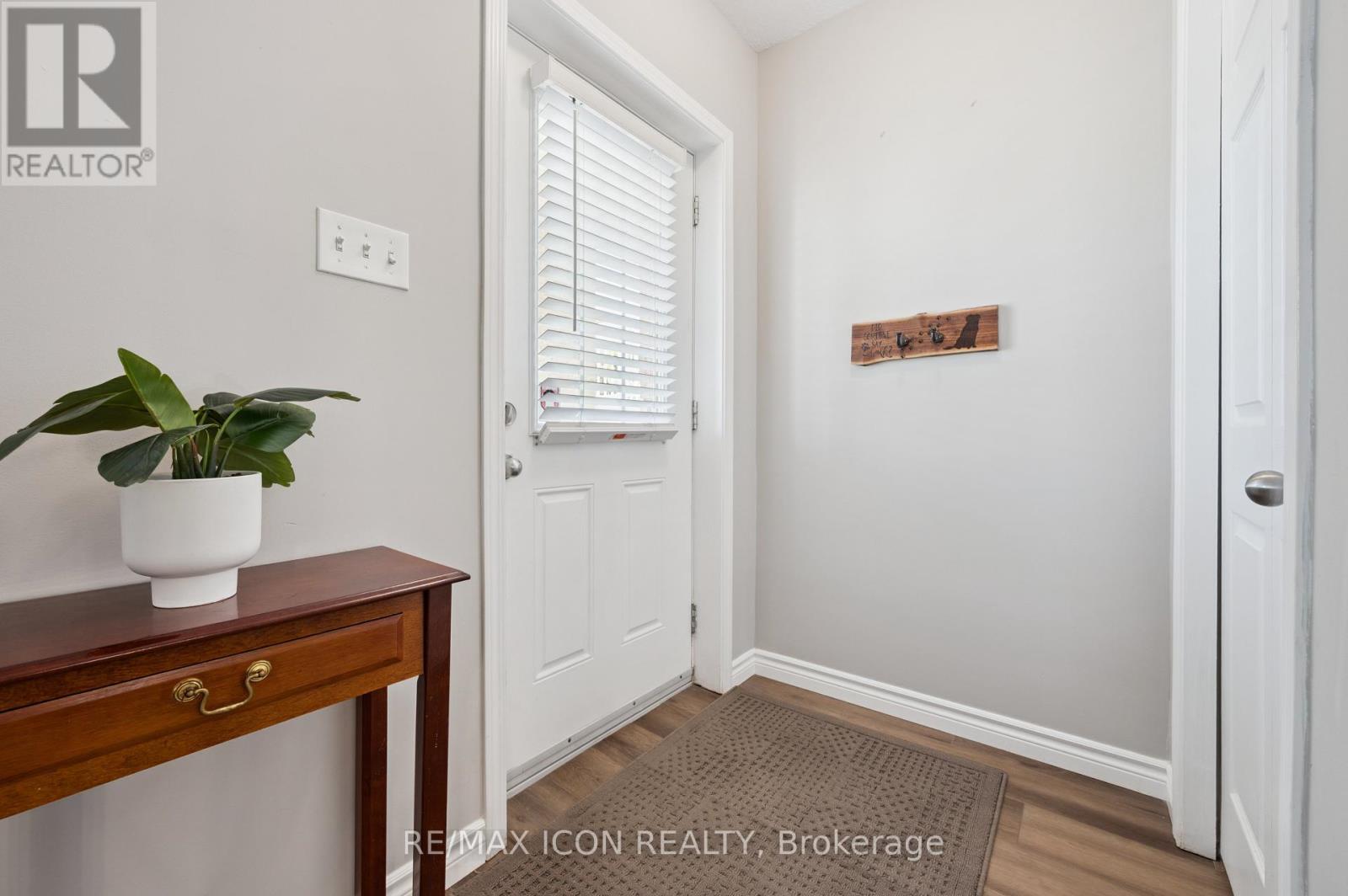 #9D 50 HOWE DRIVE - 7