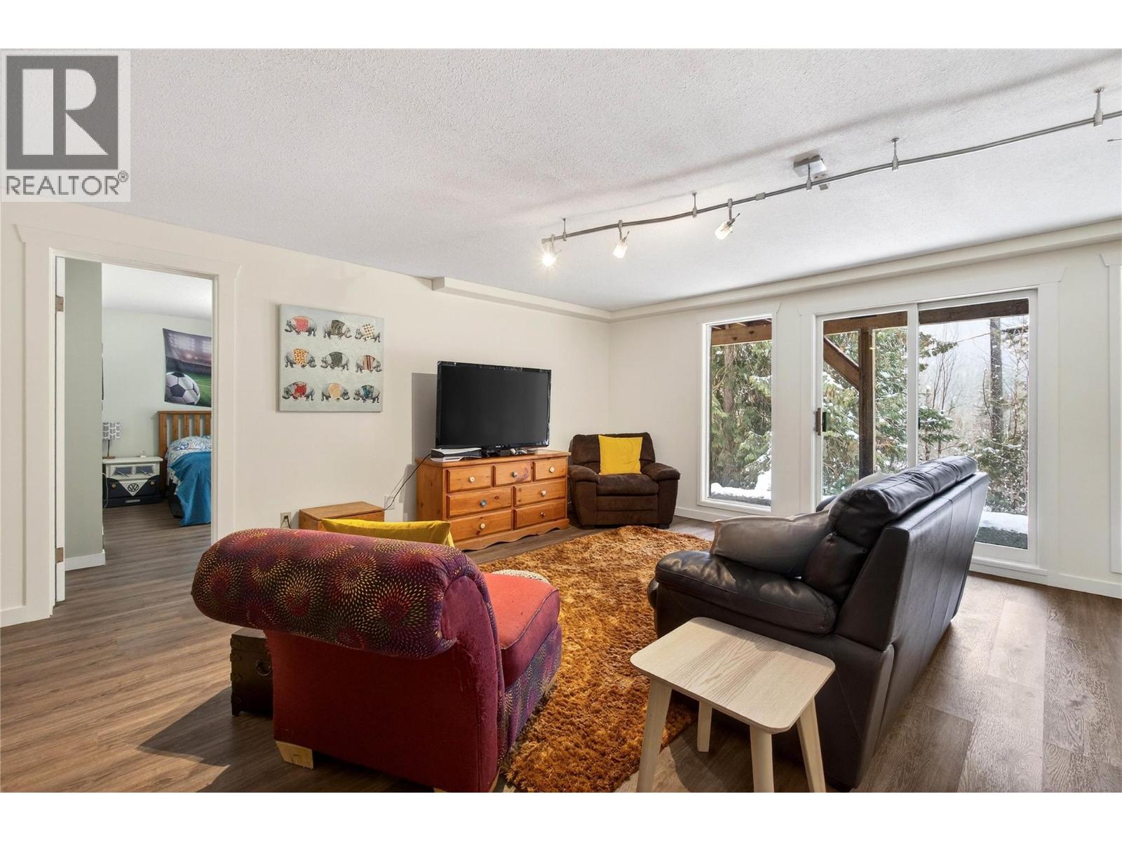 8361 Ladner Road - 33