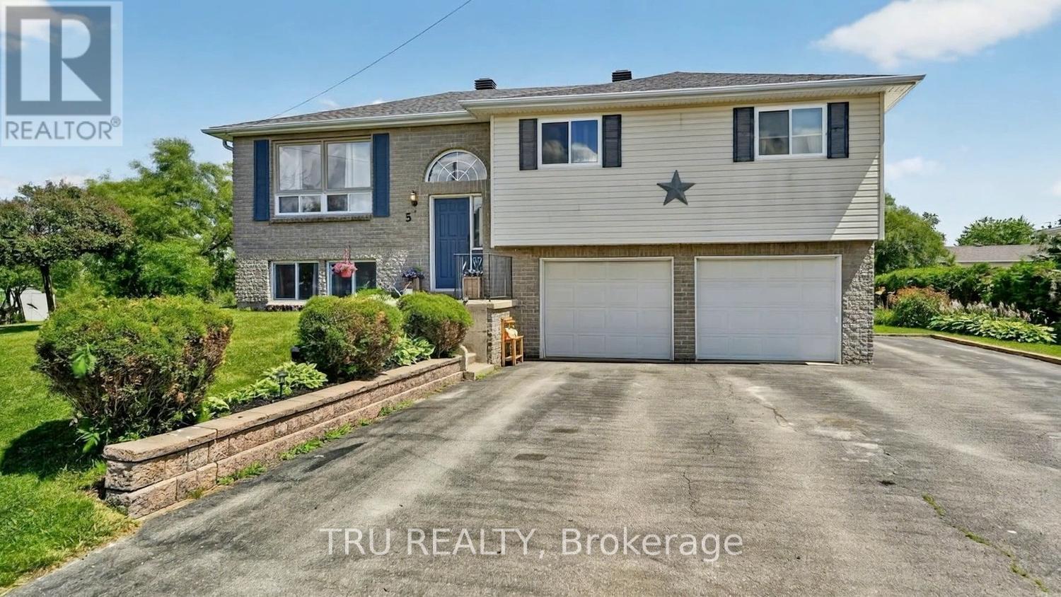 5 BROOKVIEW CRESCENT - 2
