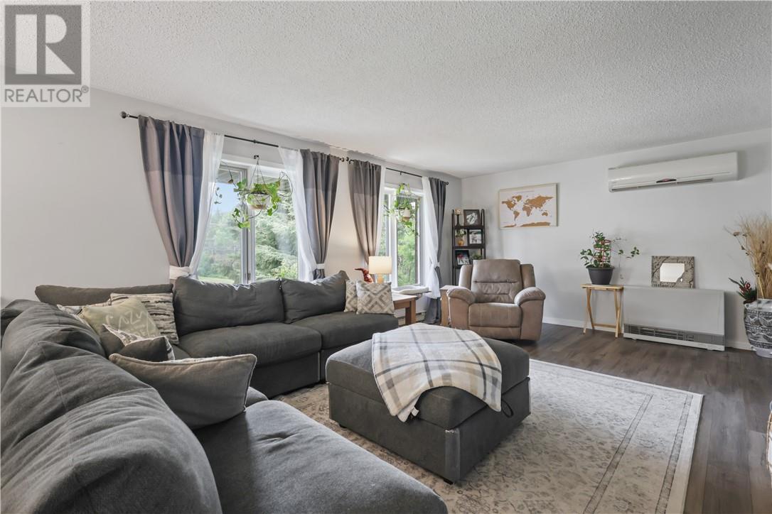 700 QUEENSWAY Boulevard - 18