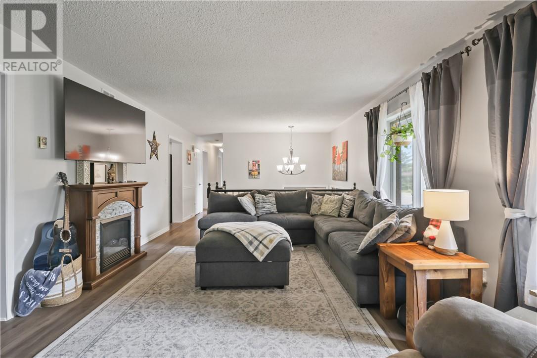 700 QUEENSWAY Boulevard - 19