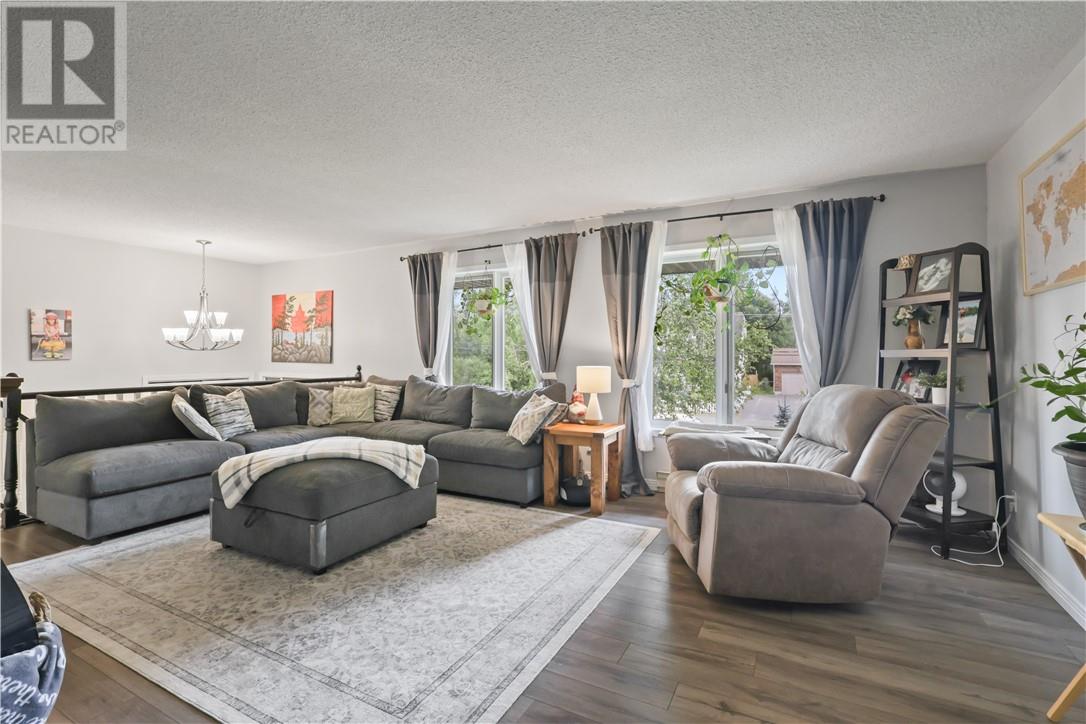 700 QUEENSWAY Boulevard - 20