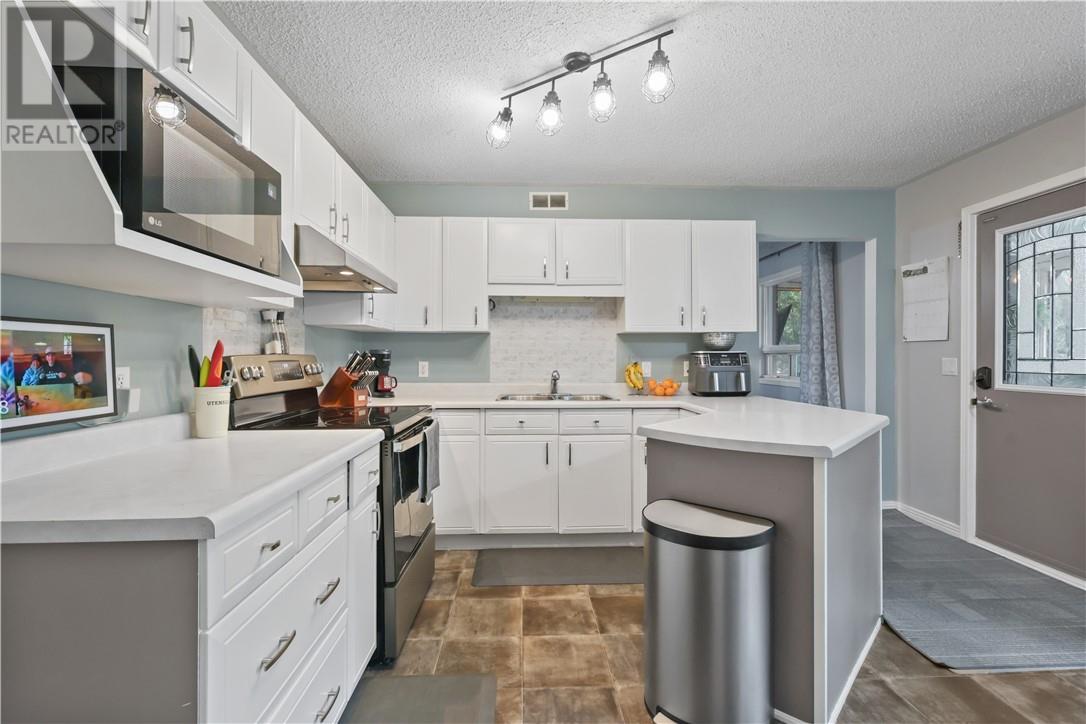 700 QUEENSWAY Boulevard - 25