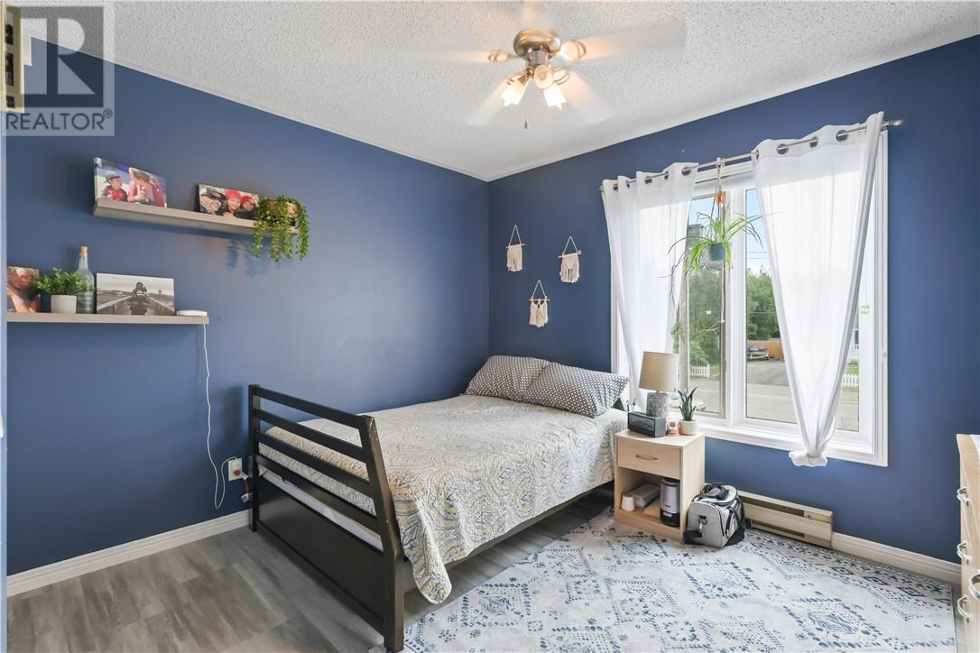 700 QUEENSWAY Boulevard - 33