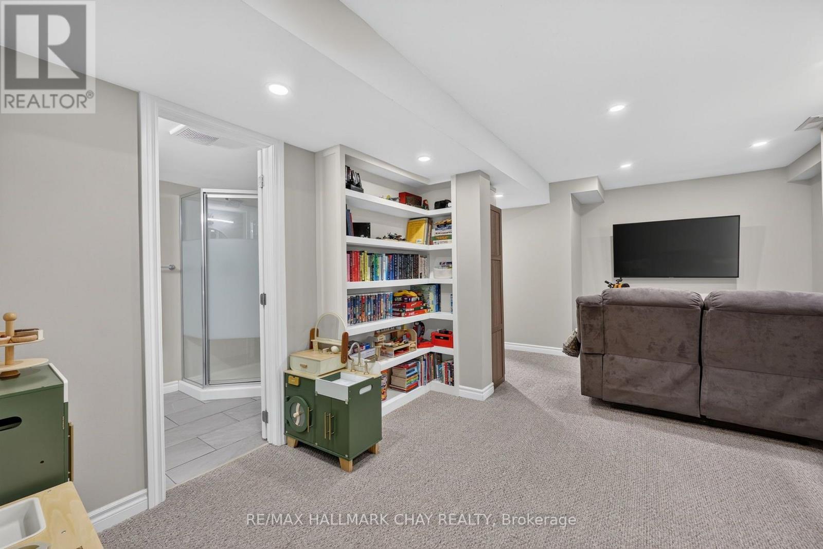 65 PICKETT CRESCENT - 21