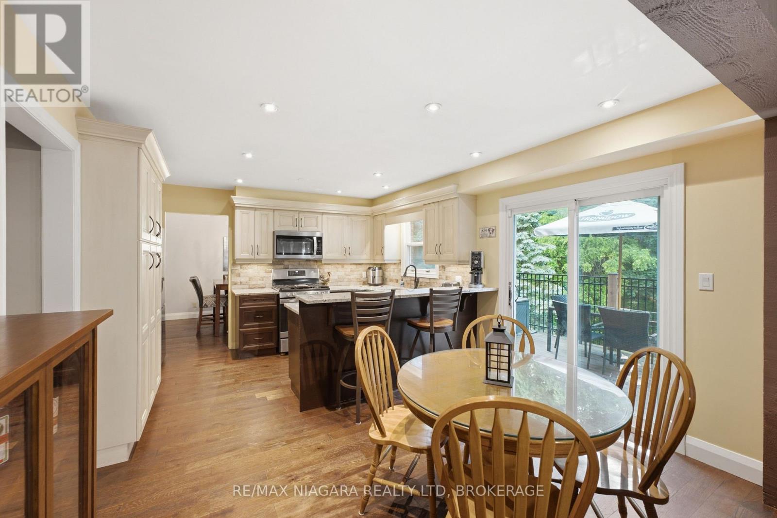 9 BEECHNUT COURT - 16