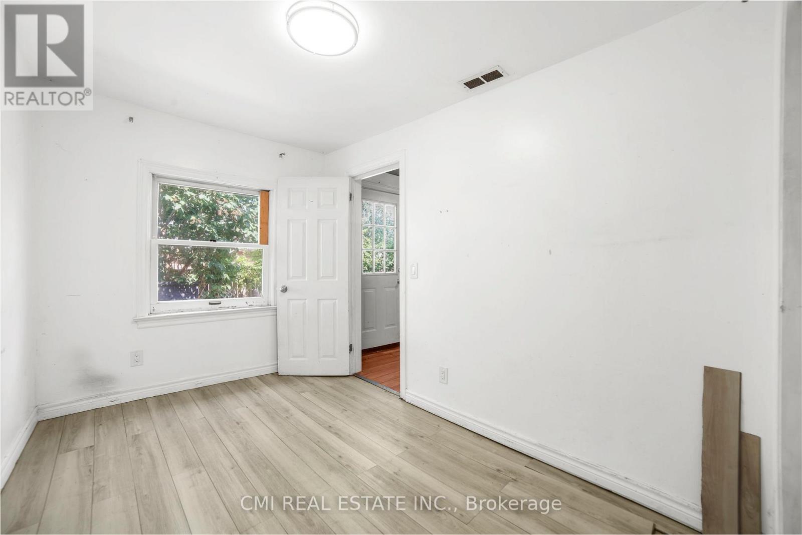 120 SECOND AVENUE E - 17