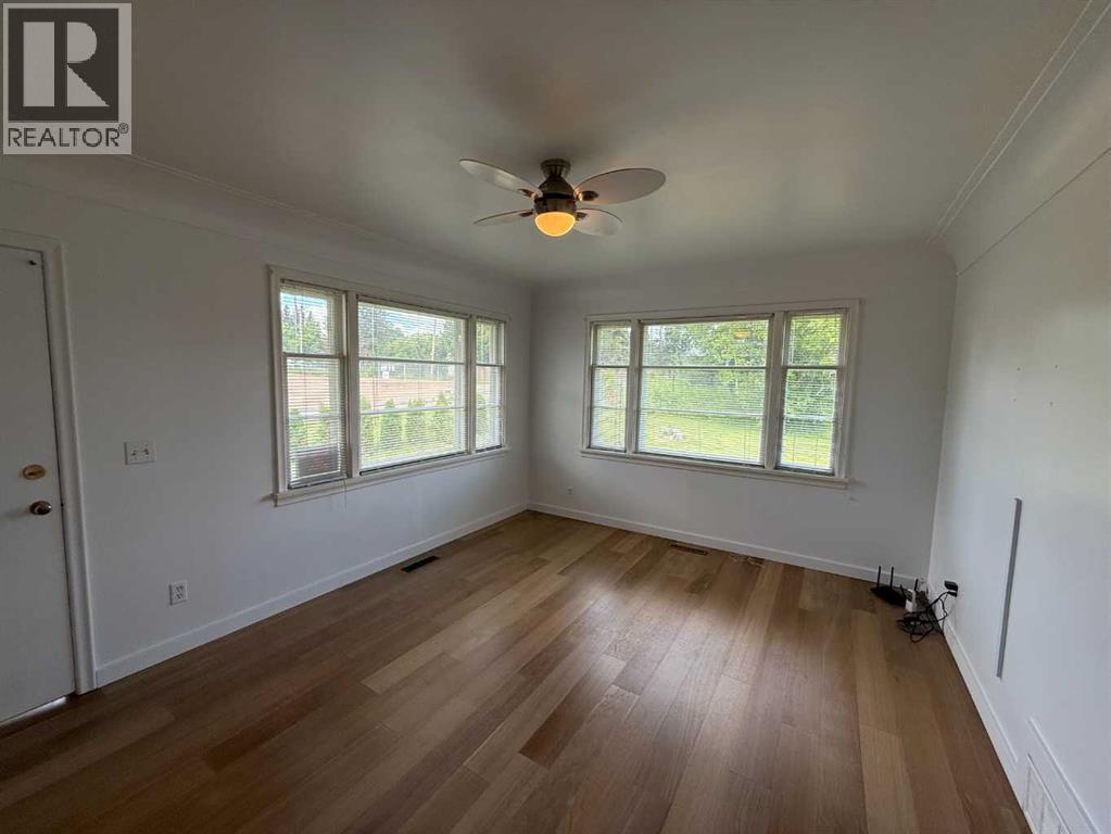 5005 47 Avenue - 25