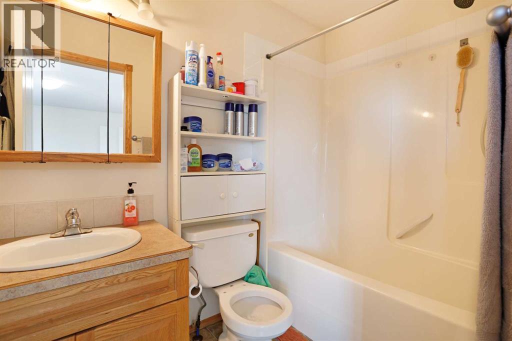 12 Upland Place W - 20
