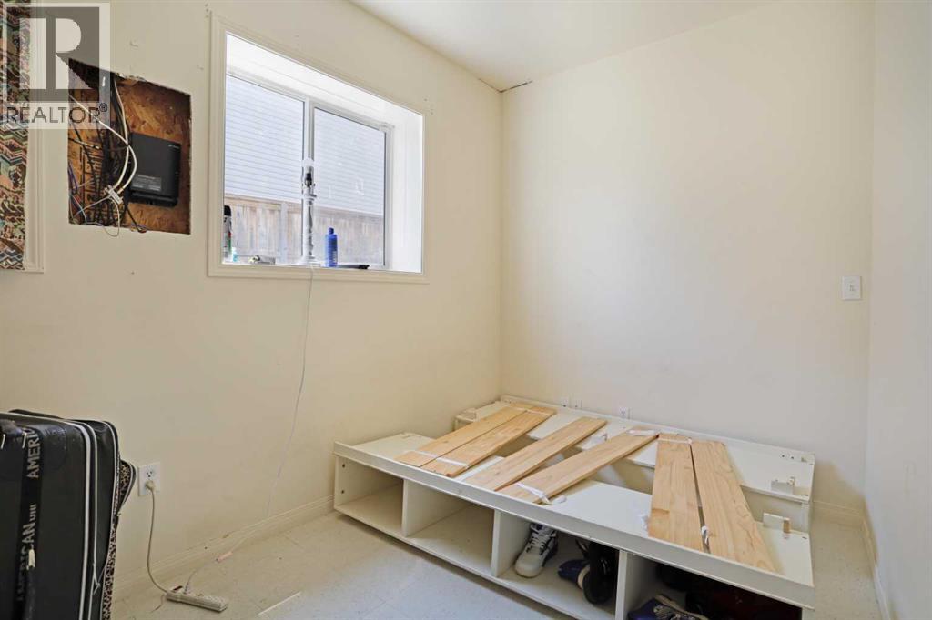 12 Upland Place W - 33