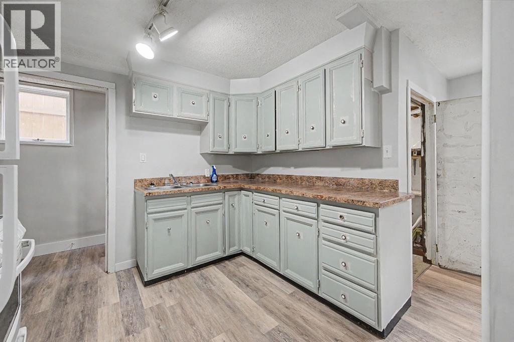 4004 79 Street NW - 32