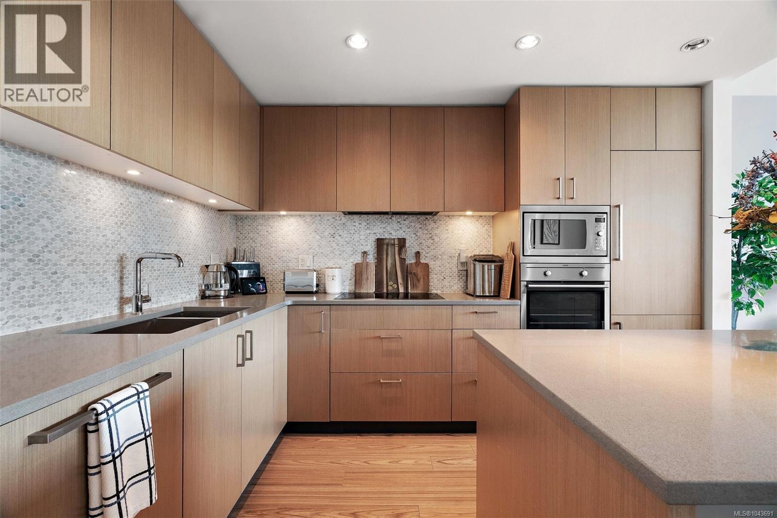 #808 838 Broughton St - 5