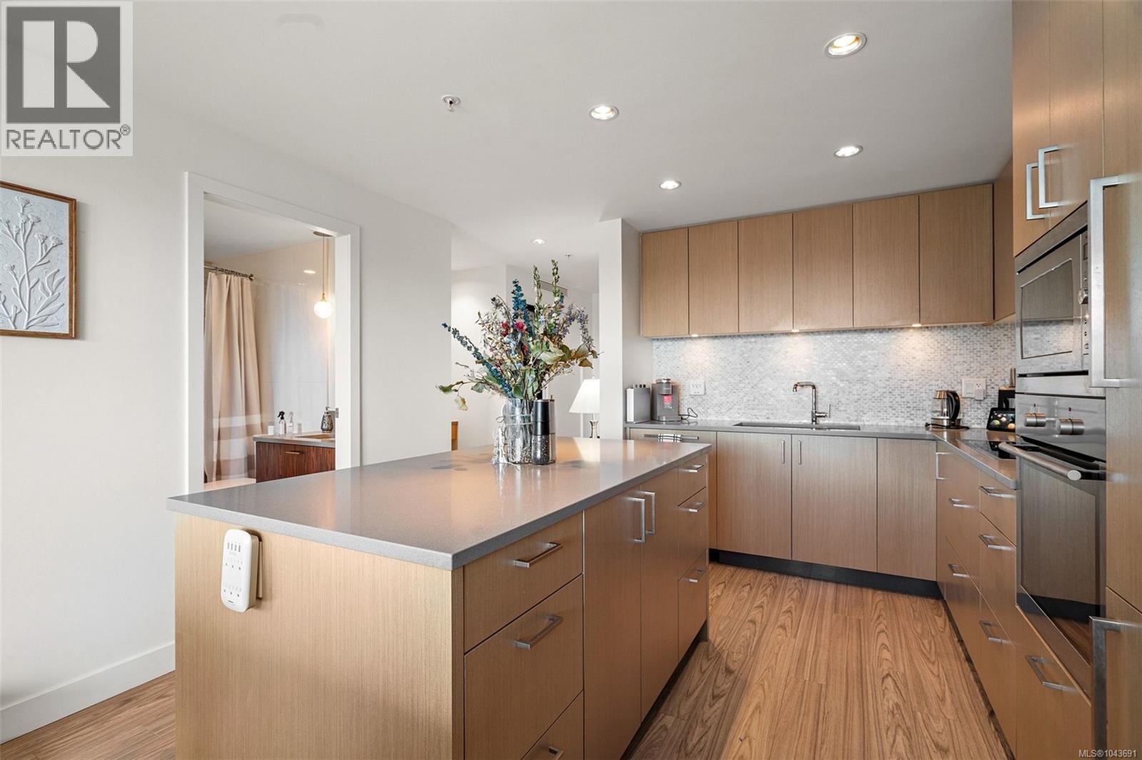 #808 838 Broughton St - 9