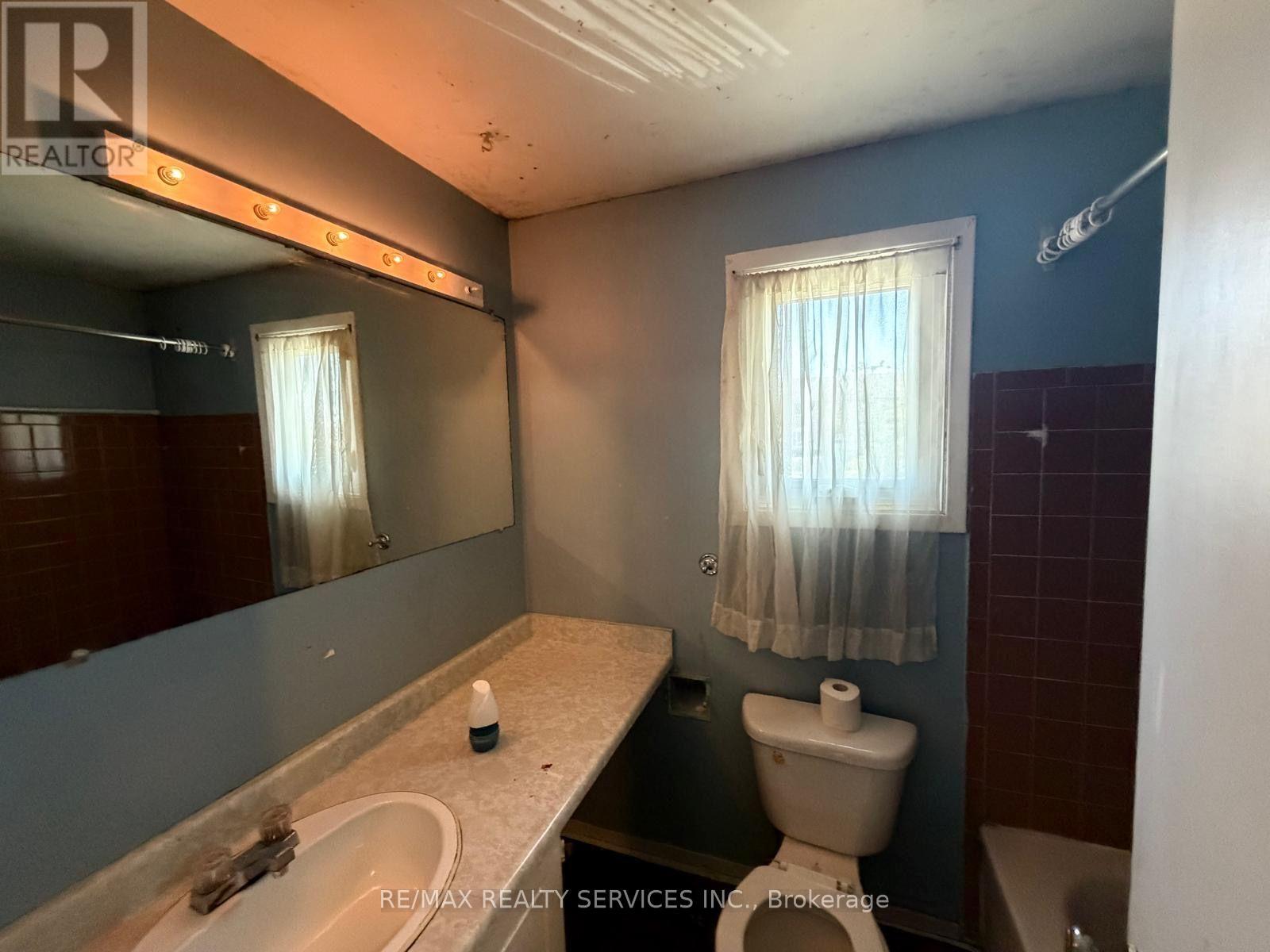 20 LANSING SQUARE - Image 8