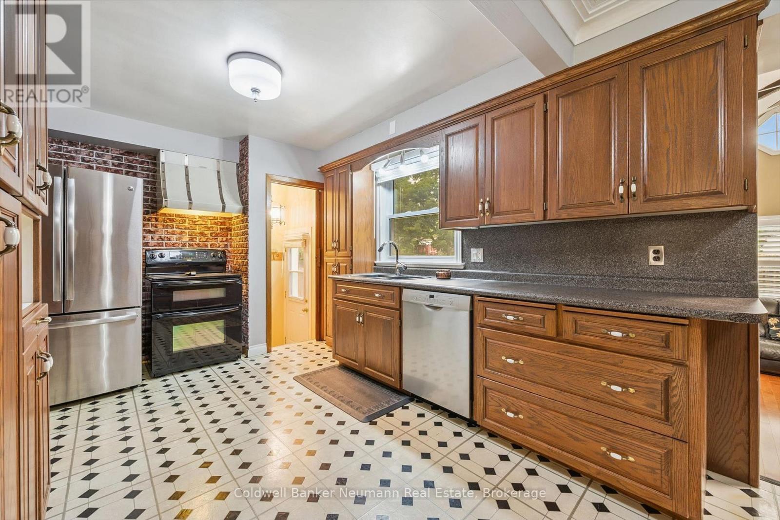 195 VICTORIA ROAD N - 10