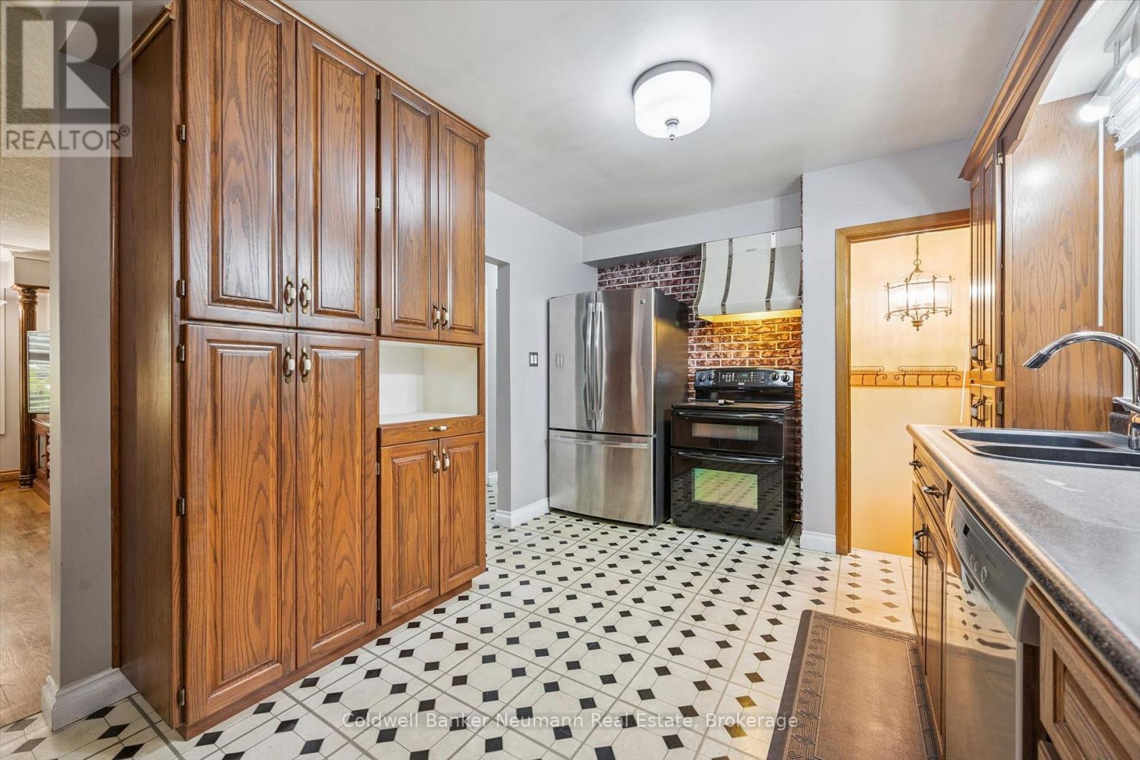 195 VICTORIA ROAD N - 11