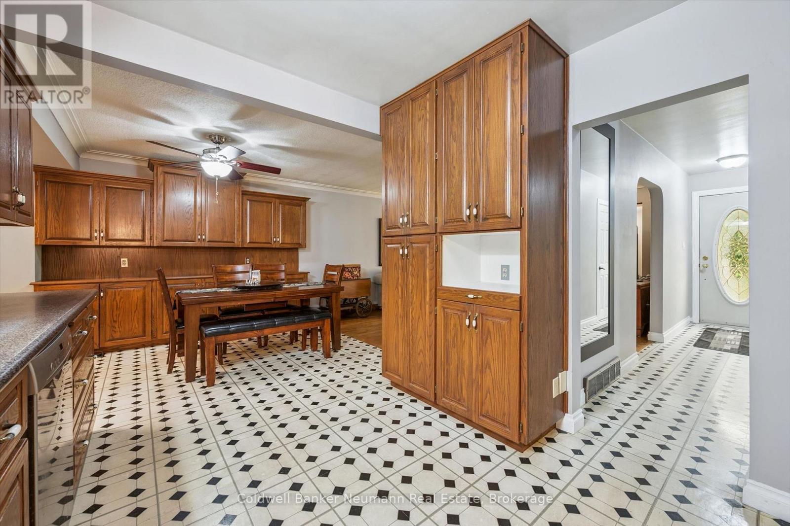 195 VICTORIA ROAD N - 12
