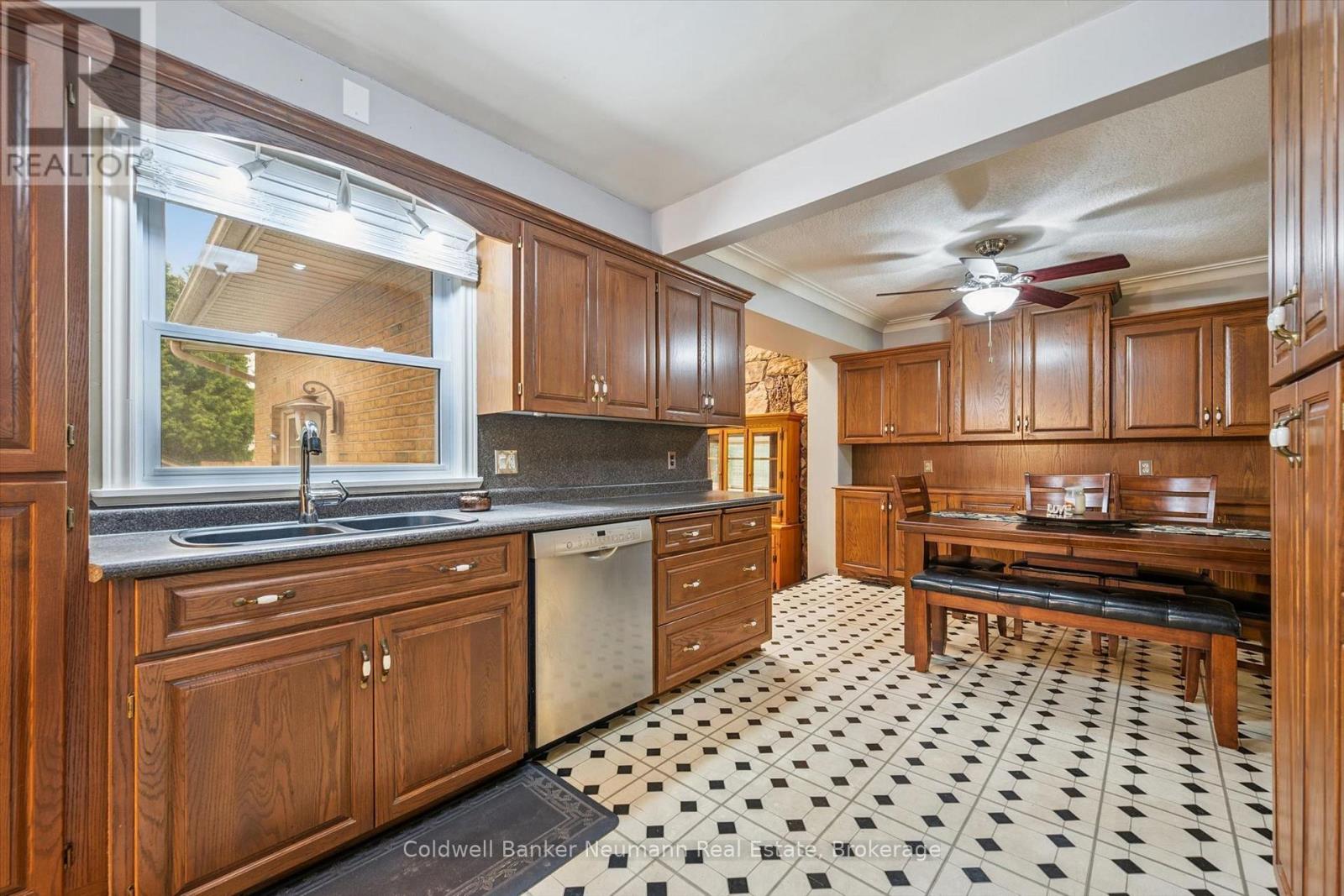 195 VICTORIA ROAD N - 13