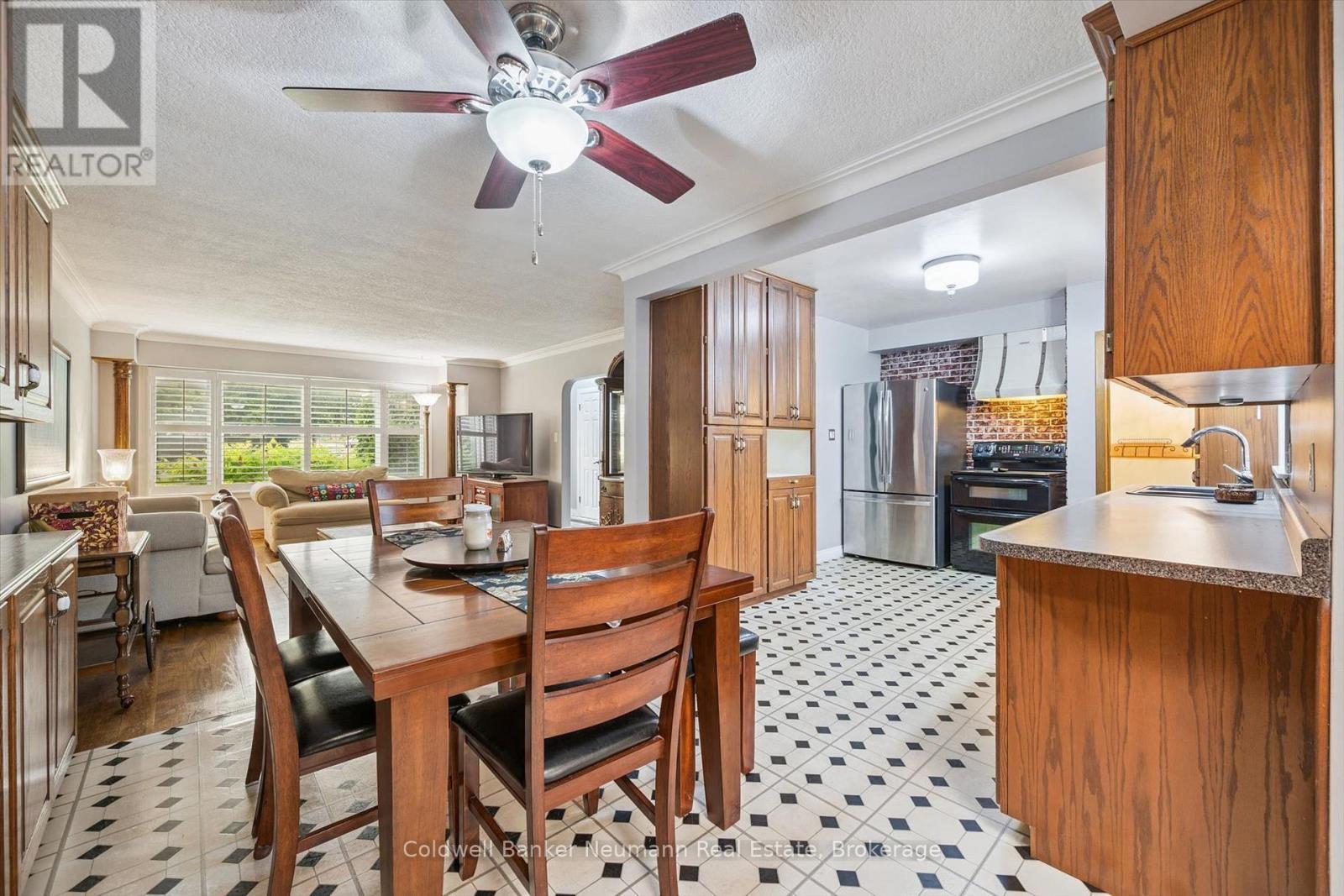 195 VICTORIA ROAD N - 15