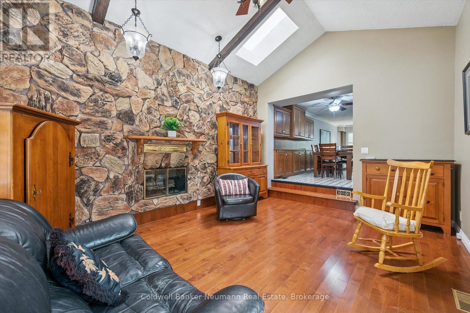 195 VICTORIA ROAD N - 17