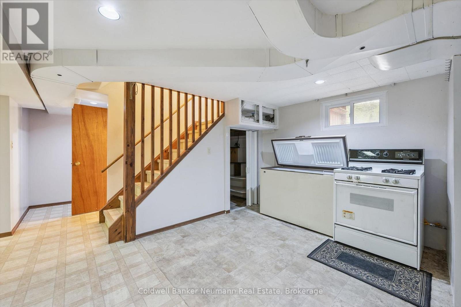 195 VICTORIA ROAD N - 25