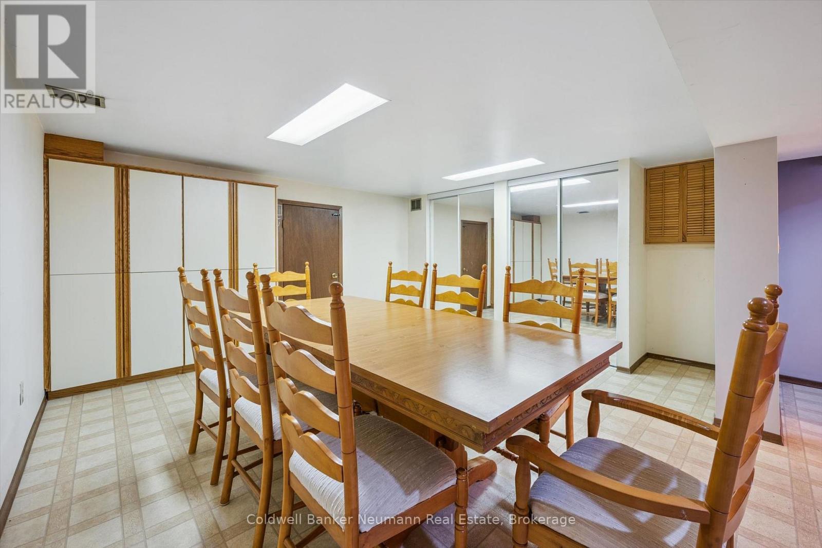 195 VICTORIA ROAD N - 26