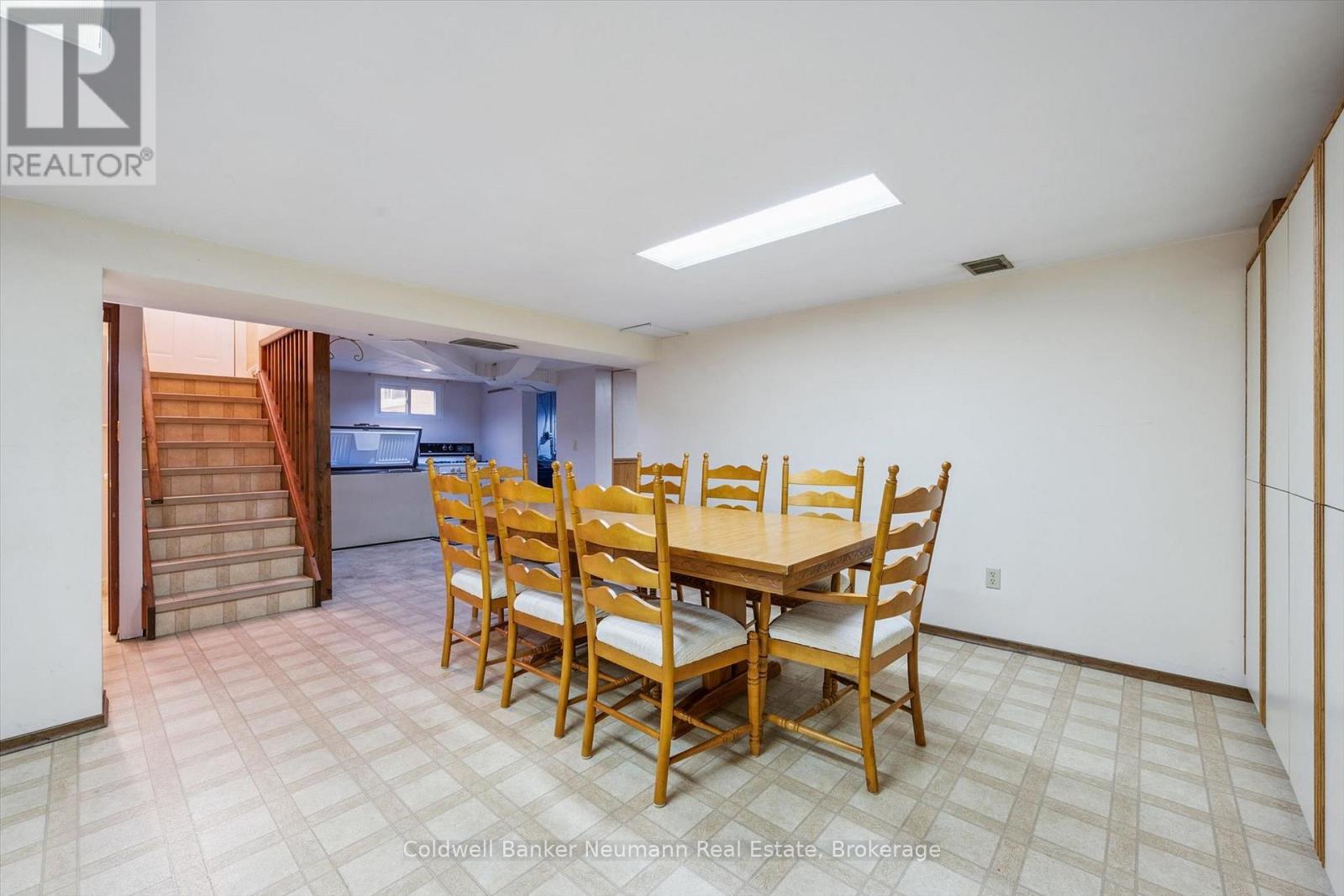 195 VICTORIA ROAD N - 27