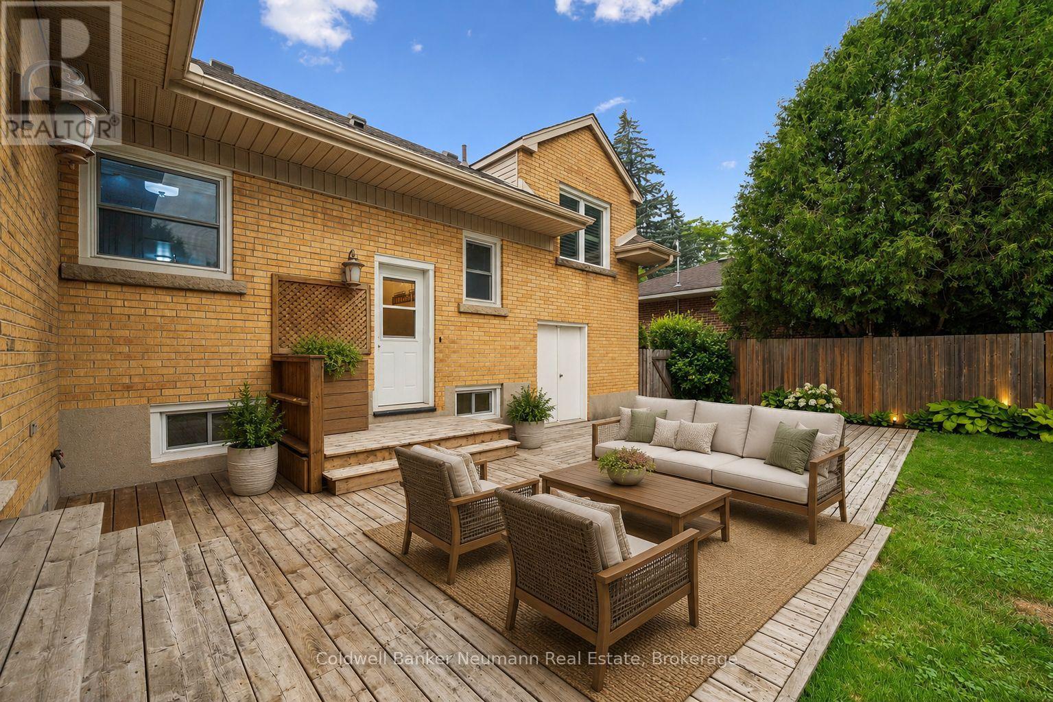 195 VICTORIA ROAD N - 32