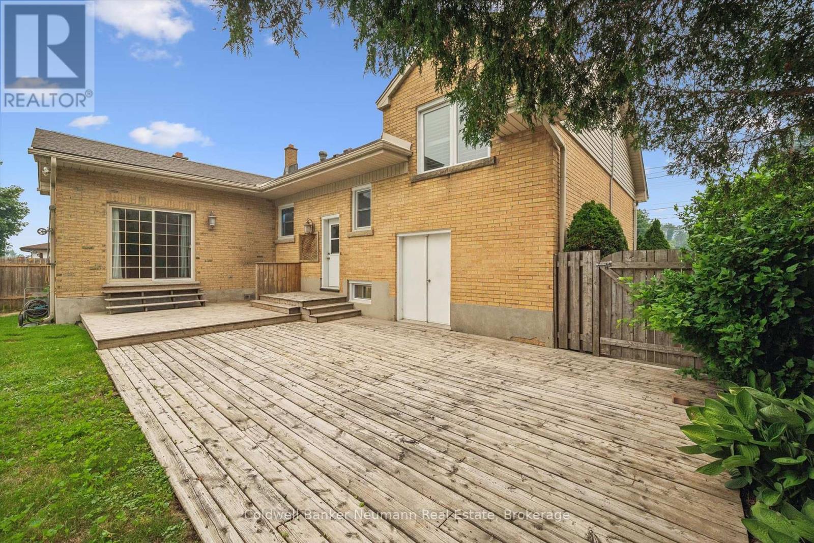 195 VICTORIA ROAD N - 34