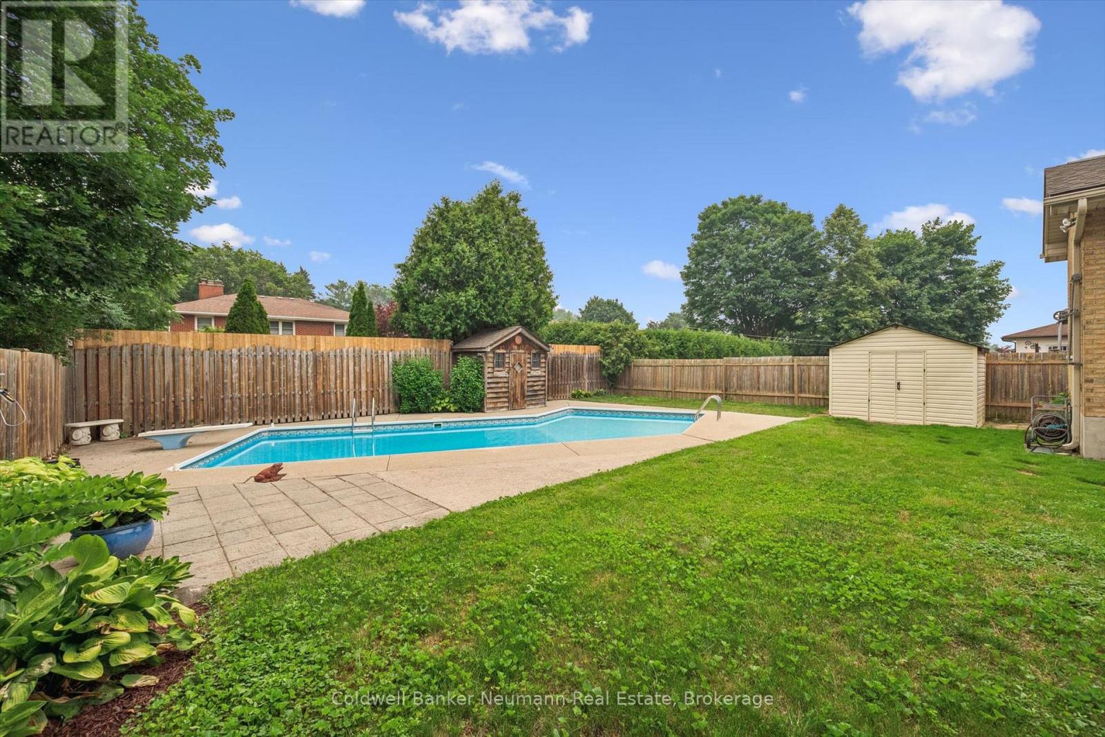 195 VICTORIA ROAD N - 36