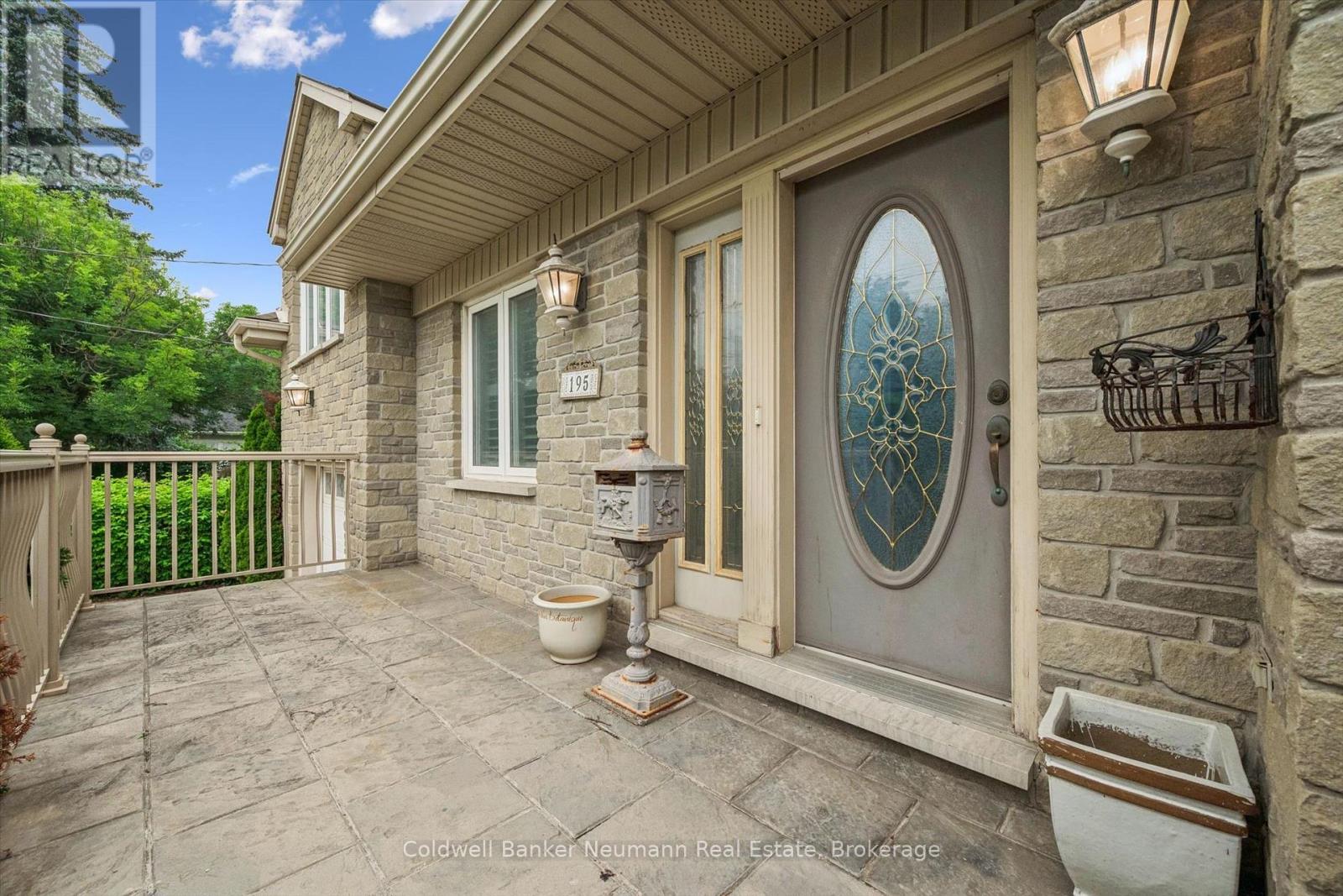 195 VICTORIA ROAD N - 4