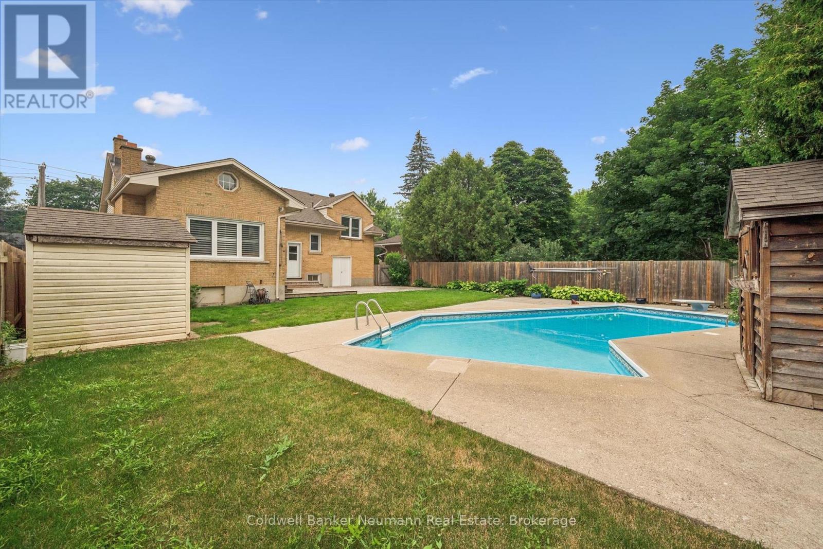 195 VICTORIA ROAD N - 41